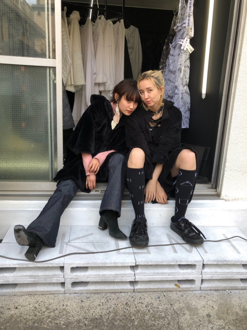 「ikumi、イクミ、高橋愛、オトナカジュアル、ショートヘア、シンプル、フェイクファー、CATCOPY」｜「CATCOPYのアイテム（ニット/セーター、ピンク系）」を使った、高橋愛さん（レディース・154cm）の春コーディネートの1枚目の写真