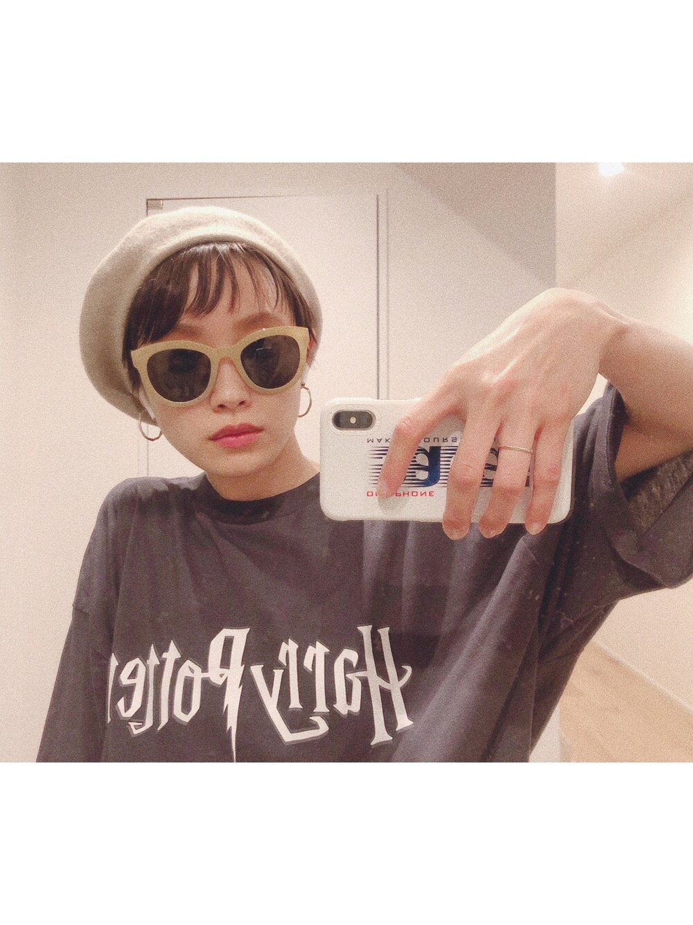 「Harry Potter、カジュアルコーデ、春コーデ、半袖、Tシャツ、高橋愛、ベレー帽、beret、BEAMS、サングラス」｜「E hyphen world galleryのアイテム（Tシャツ/カットソー、ブラック系）」を使った、高橋愛さん（レディース・154cm）の春コーディネートの1枚目の写真
