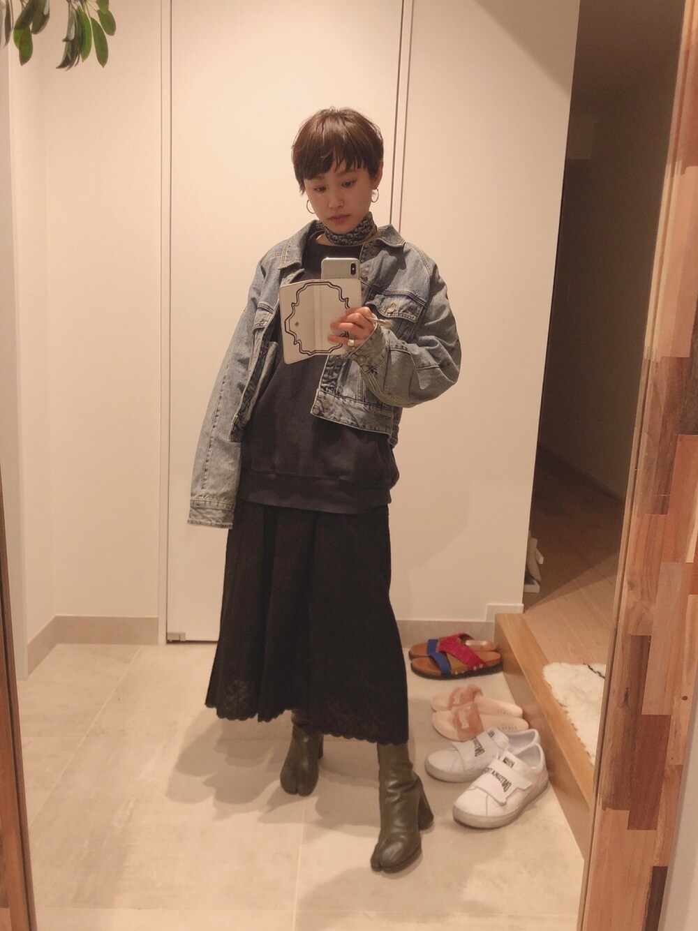 「大人カジュアル、春、nona9on、デニム、honey mi honey、ハニーミーハニー、ブラック、Champion、高橋愛、楽チンコーデ」｜「HONEY MI HONEYのアイテム（ワンピース/ドレス、ブラック系）」を使った、高橋愛さん（レディース・154cm）の春コーディネートの1枚目の写真
