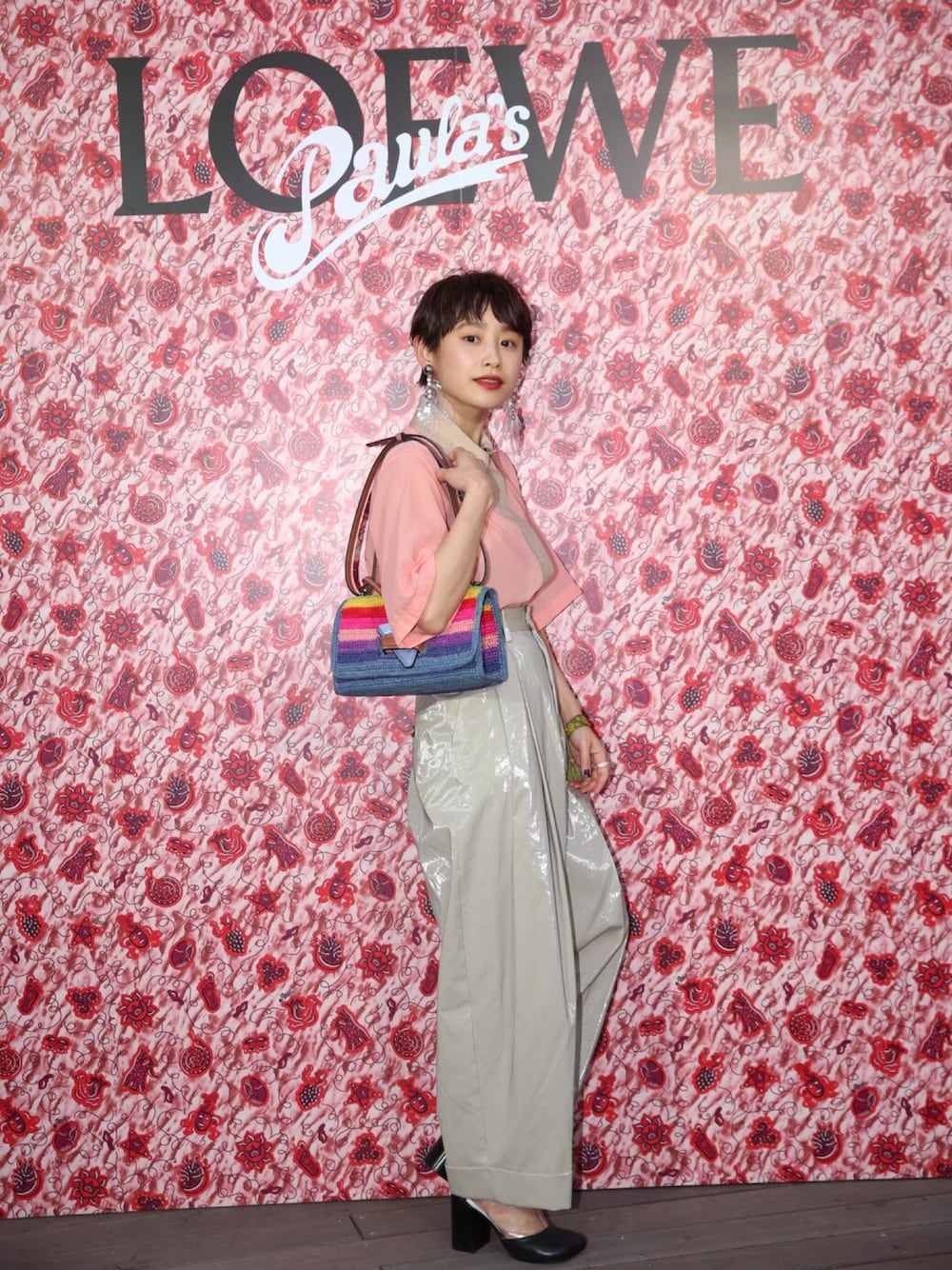 「LOEWE、春コーデ、シャツ、ピンクBBA、高橋愛」｜「LOEWEのアイテム（シャツ/ブラウス、ピンク系）」を使った、高橋愛さん（レディース・154cm）の春コーディネートの1枚目の写真
