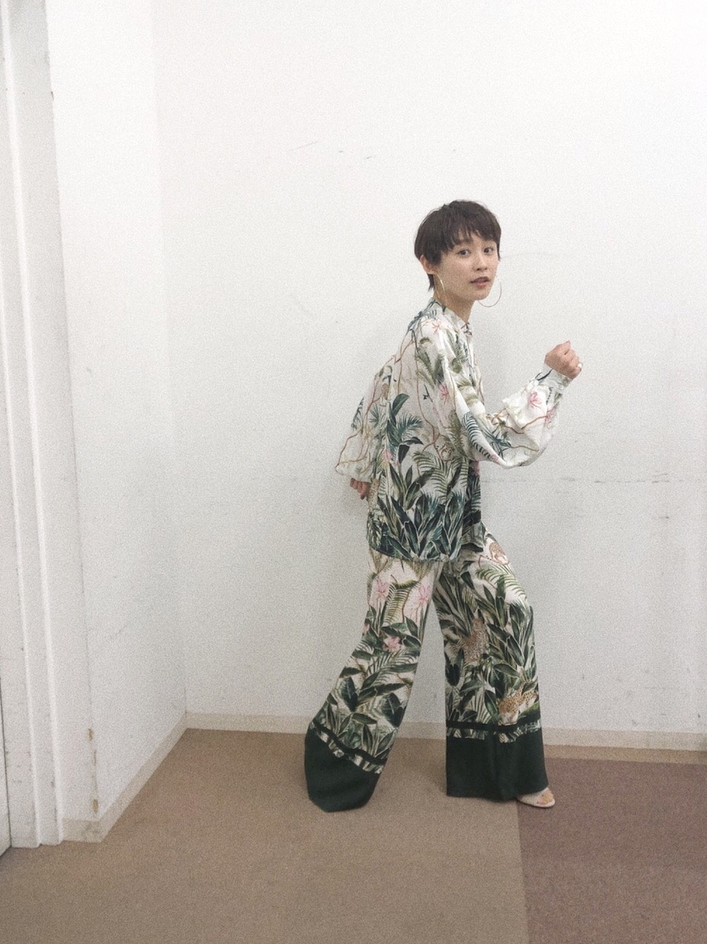 「H&M、セットアップ、楽チンコーデ、春コーデ、高橋愛」｜「H&Mのアイテム（シャツ/ブラウス、ホワイト系）」を使った、高橋愛さん（レディース・154cm）の春コーディネートの1枚目の写真