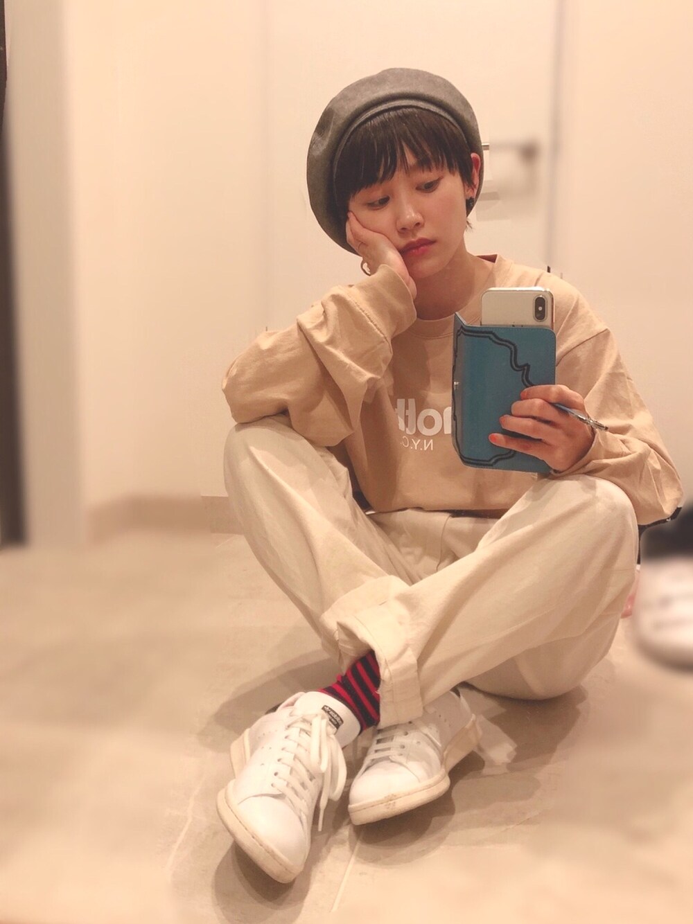 「ラクチンコーデ、ワントーンコーデ、CA4LA、ベレー帽、Ungrid、shott、UNIQLO、JW Anderson x UNIQLO、高橋愛、白パンツ」｜「schottのSchott別注ロングスリーブTee（Tシャツ/カットソー、ベージュ系）」を使った、高橋愛さん（レディース・154cm）の春コーディネートの1枚目の写真