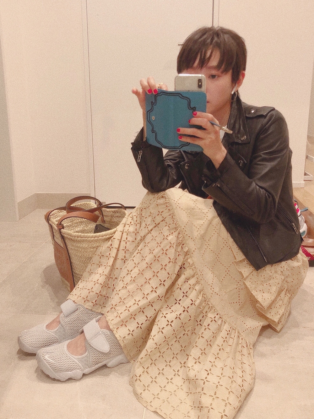 「オトナカジュアル、honeymihoney、ハニーミーハニー、高橋愛、きいろといえばわたし、NIKE、タビシューズ、素足、スカート」｜「HONEY MI HONEYのアイテム（スカート、イエロー系）」を使った、高橋愛さん（レディース・154cm）の春コーディネートの1枚目の写真