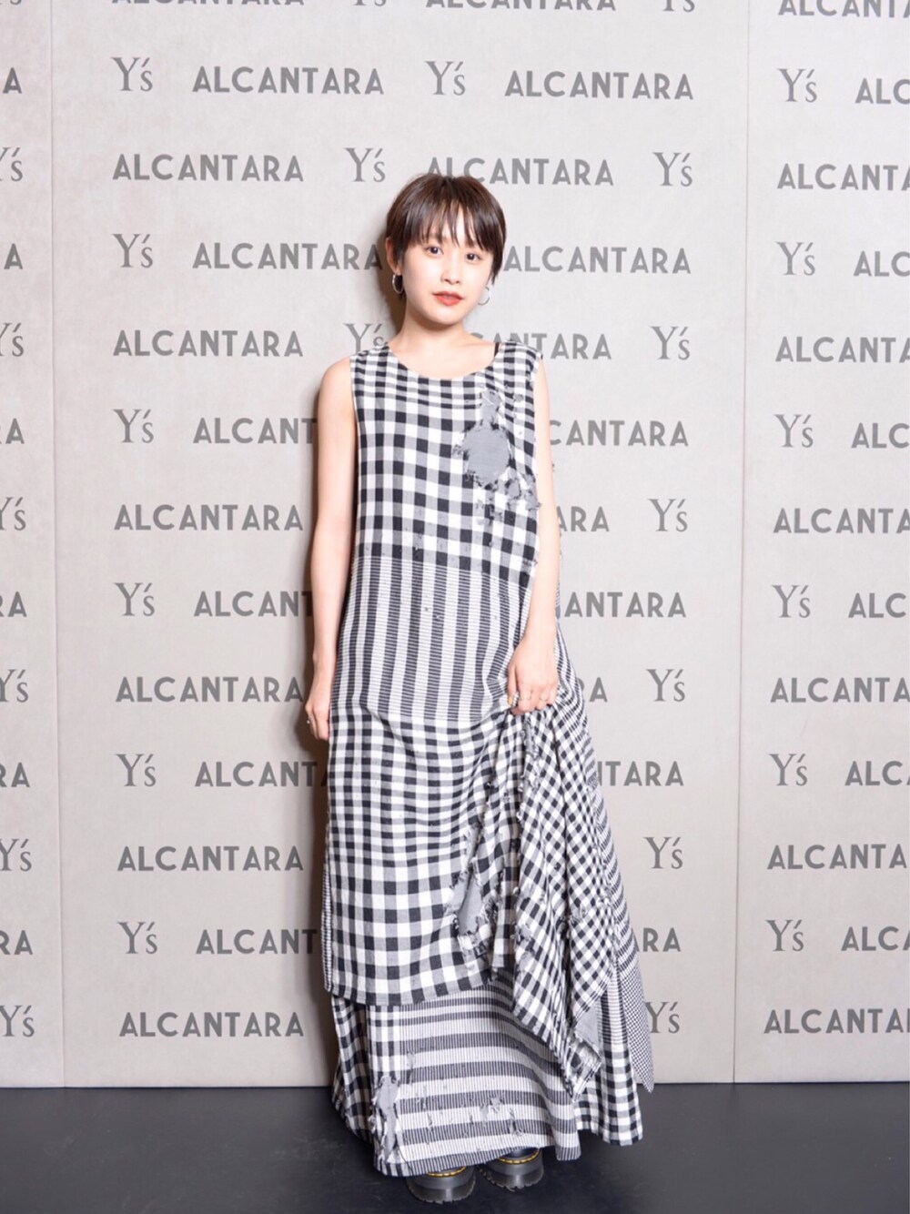 「Y's、ys、高橋愛」｜「Y'sのアイテム（ワンピース/ドレス、ブラック系）」を使った、高橋愛さん（レディース・154cm）の春コーディネートの1枚目の写真