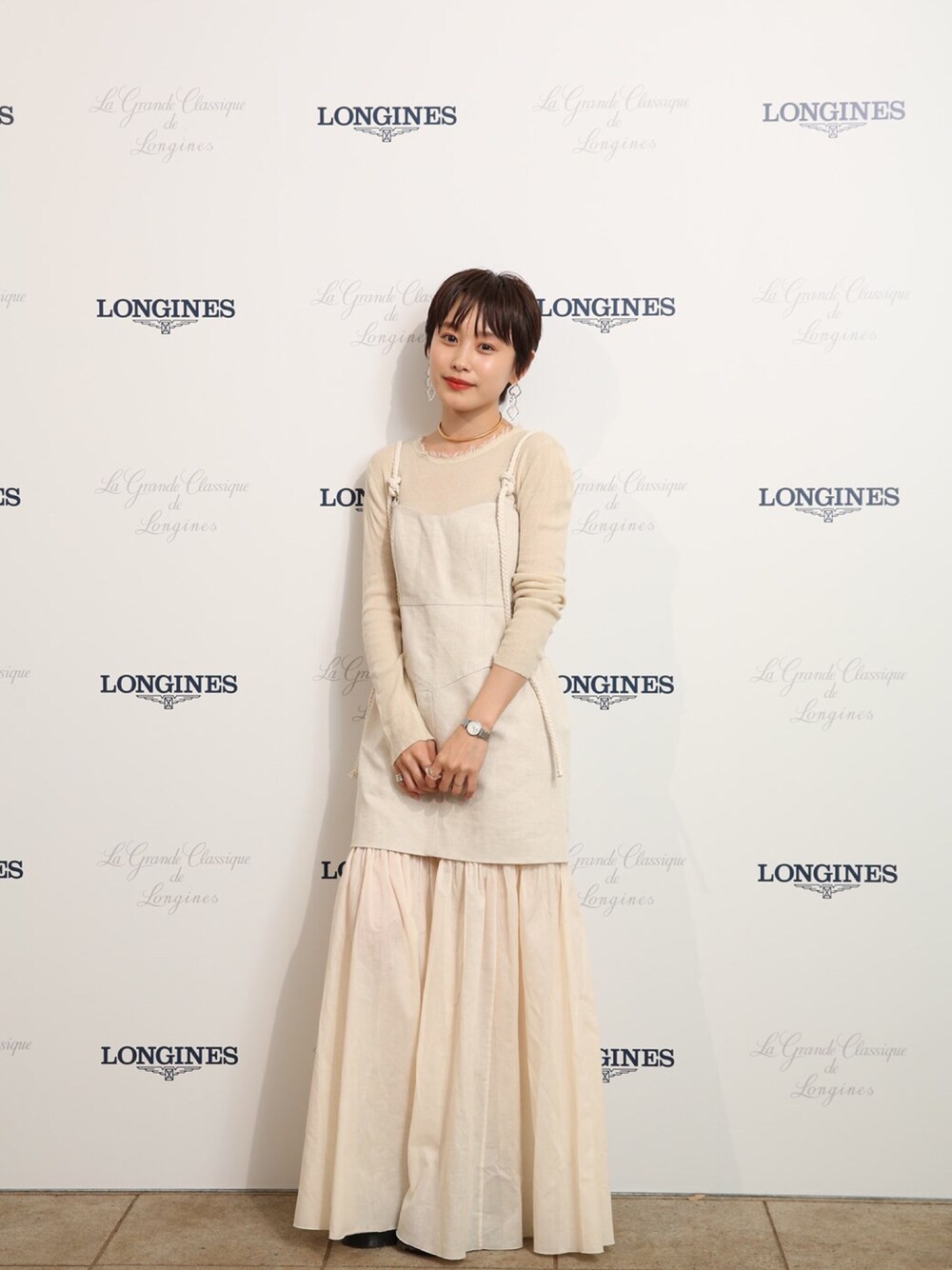 「freada、FREAKS STORE 、夏コーデ、大人カジュアル、低身長、高橋愛、154cm、BEAMS」｜「FREAK'S STOREのFreada/フリーダ　綿麻オックスワンピース（ワンピース、ホワイト系）」を使った、高橋愛さん（レディース・154cm）の春コーディネートの1枚目の写真