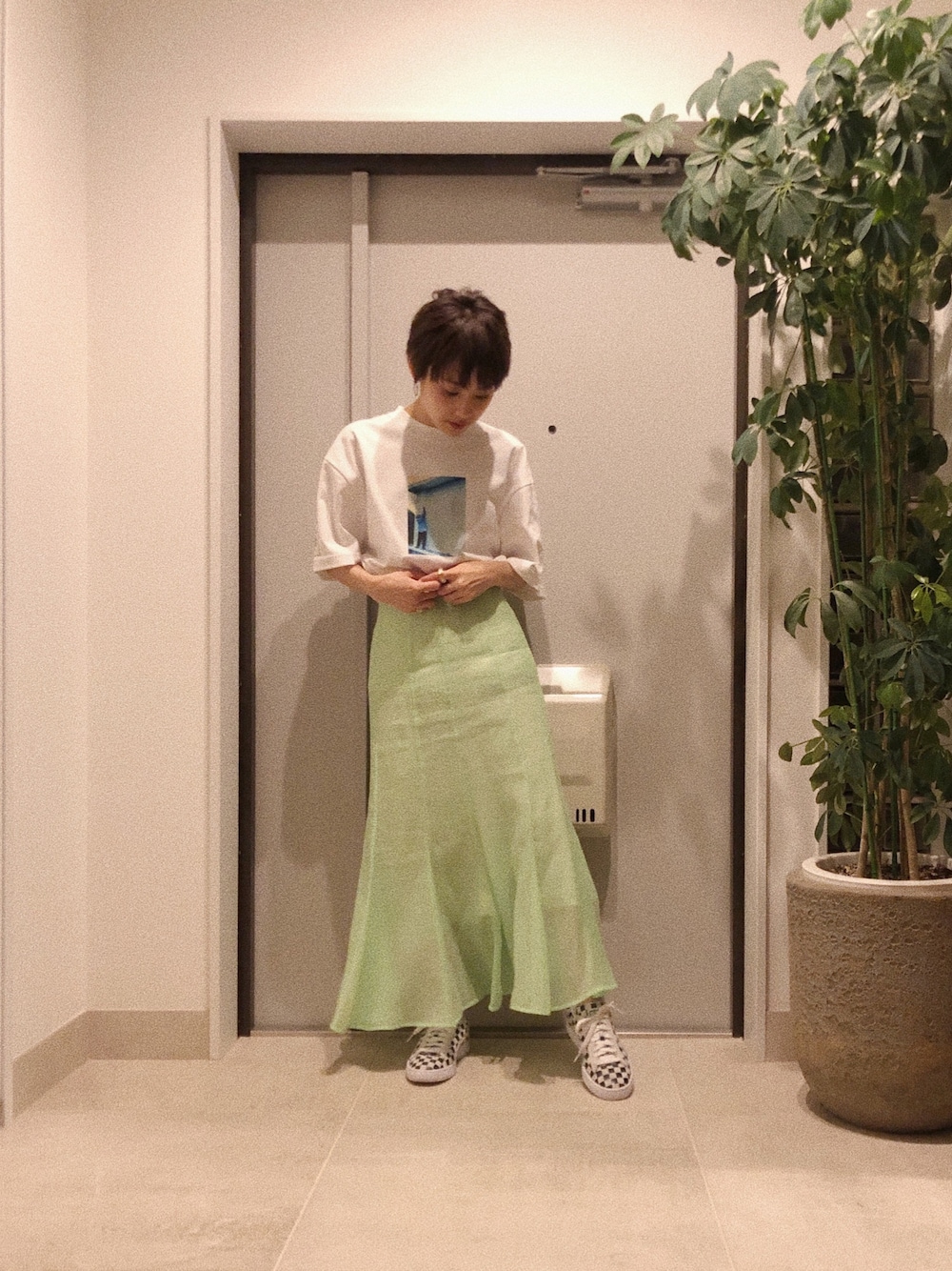 「OPENING CEREMONY、JIRO KONAMI、コラボTシャツ、Tシャツ、PUMA、g.v.g.v.、黄緑、高橋愛、スニーカー」｜「OPENING CEREMONYのアイテム（Tシャツ/カットソー、ホワイト系）」を使った、高橋愛さん（レディース・154cm）の夏コーディネートの1枚目の写真