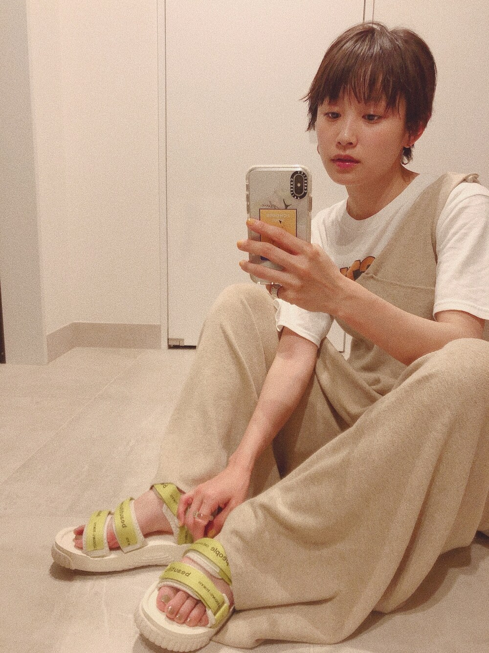 「パンツスタイル、ゆるコーデ、おしゃれさんと繋がりたい、大人カジュアル、低身長コーデ、Tシャツ、きれいめカジュアル、高橋愛、Ungrid、freada」｜「FREAK'S STOREのアイテム（オールインワン・サロペット、ベージュ系）」を使った、高橋愛さん（レディース・154cm）の夏コーディネートの1枚目の写真