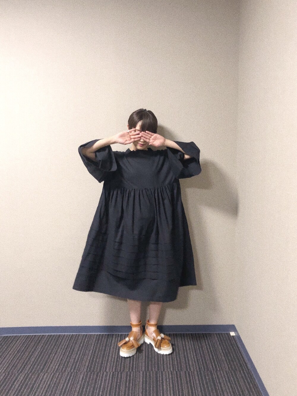 「MSGM、Candy Stripper、キャンディストリッパー、高橋愛、ブラック、黒、ワンピース」｜「Candy StripperのTUCK ドレス（ワンピース、ブラック系）」を使った、高橋愛さん（レディース・154cm）の夏コーディネートの1枚目の写真