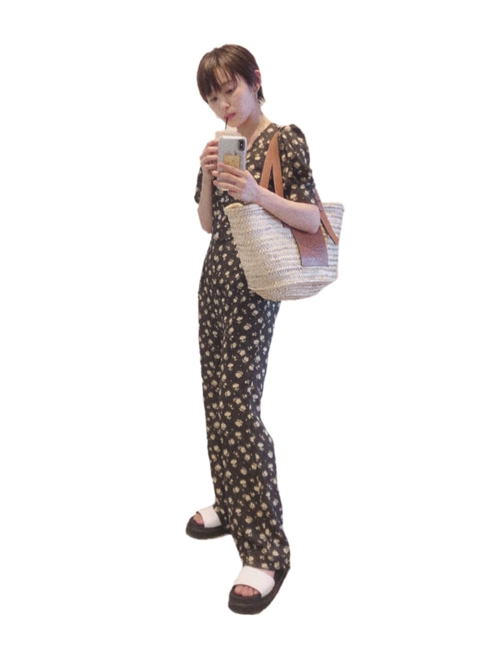 「オールインワン、花柄、EDIT.FOR LULU、エディットフォールル(EDIT. FOR LULU)、ベイクルーズ、高橋愛、Dr.Martens、かごハッグ」｜「EDIT. FOR LULUのヴィンテージフラワー オールインワン2◆（サロペット/オーバーオール、ブラック系）」を使った、高橋愛さん（レディース・155cm）の夏コーディネートの1枚目の写真