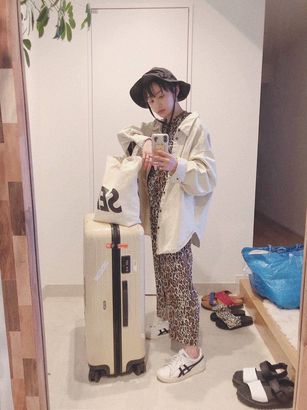「レオパード、セットアップ、OSHIMA REI、machupichu、高橋愛、ひょう柄、STYLENANDA、スタイルナンダ、asics tiger、IKEA」｜「STYLENANDAのアイテム（デニムジャケット、ホワイト系）」を使った、高橋愛さん（レディース・155cm）の夏コーディネートの1枚目の写真