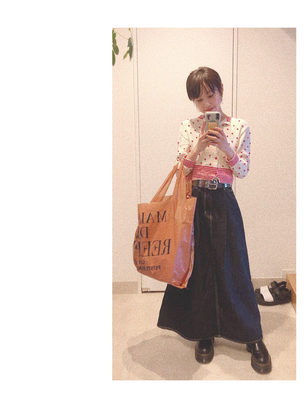「大人カジュアル、雨の日コーデ、デニム、LEE、ViS、高橋愛、OSHIMA REI、machupichu、Dr.Martens、カーディガン」｜「OSHIMA REIのアイテム（トップス、ホワイト系）」を使った、高橋愛さん（レディース・154cm）の夏コーディネートの1枚目の写真