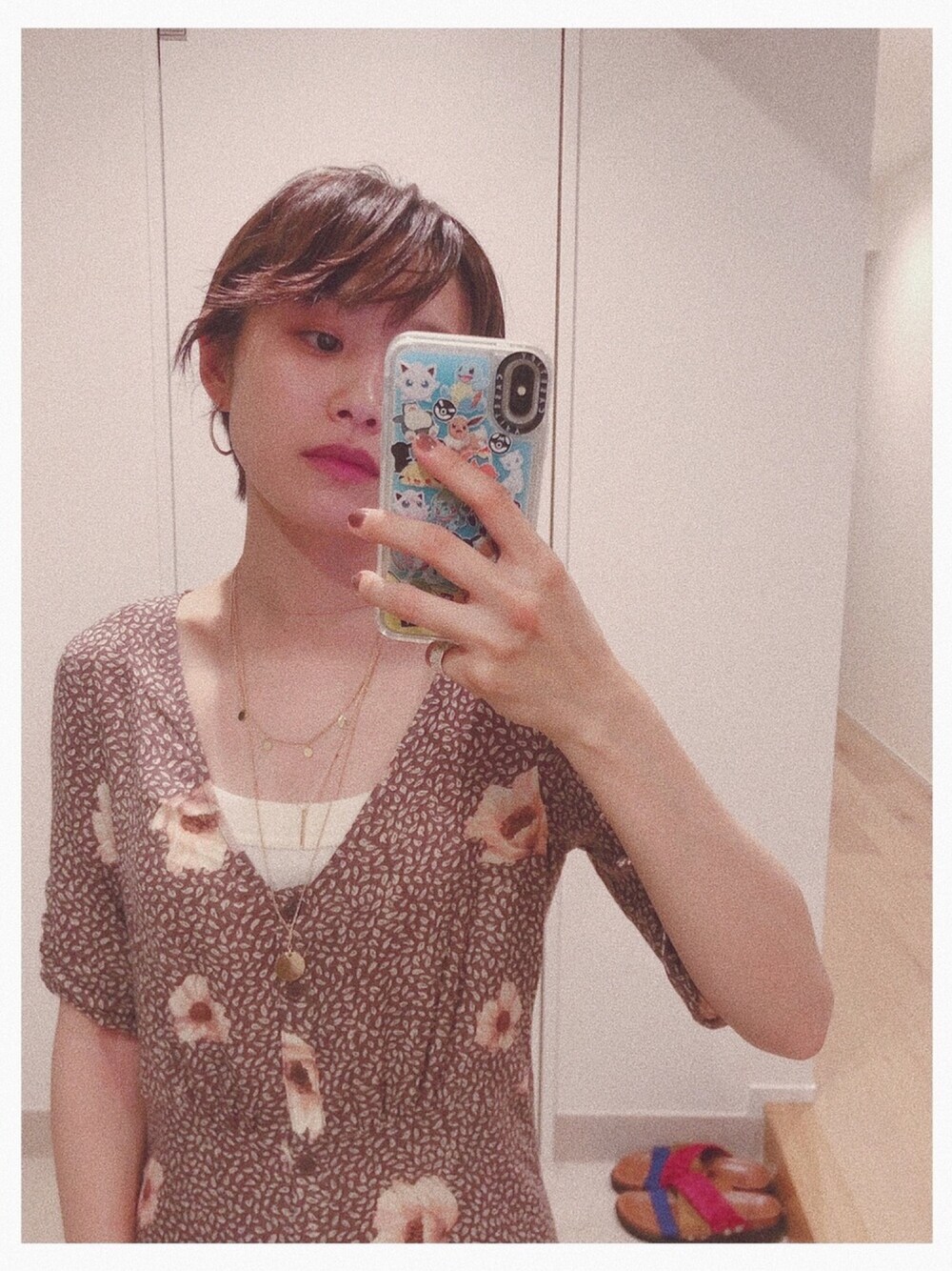 「H&M、花柄、ワンピース、高橋愛、ショートヘア、ネックレス、ネックレス重ね付け、ジャラジャラ」｜「H&Mのアイテム（ワンピース/ドレス、ブラウン系）」を使った、高橋愛さん（レディース・154cm）の夏コーディネートの1枚目の写真