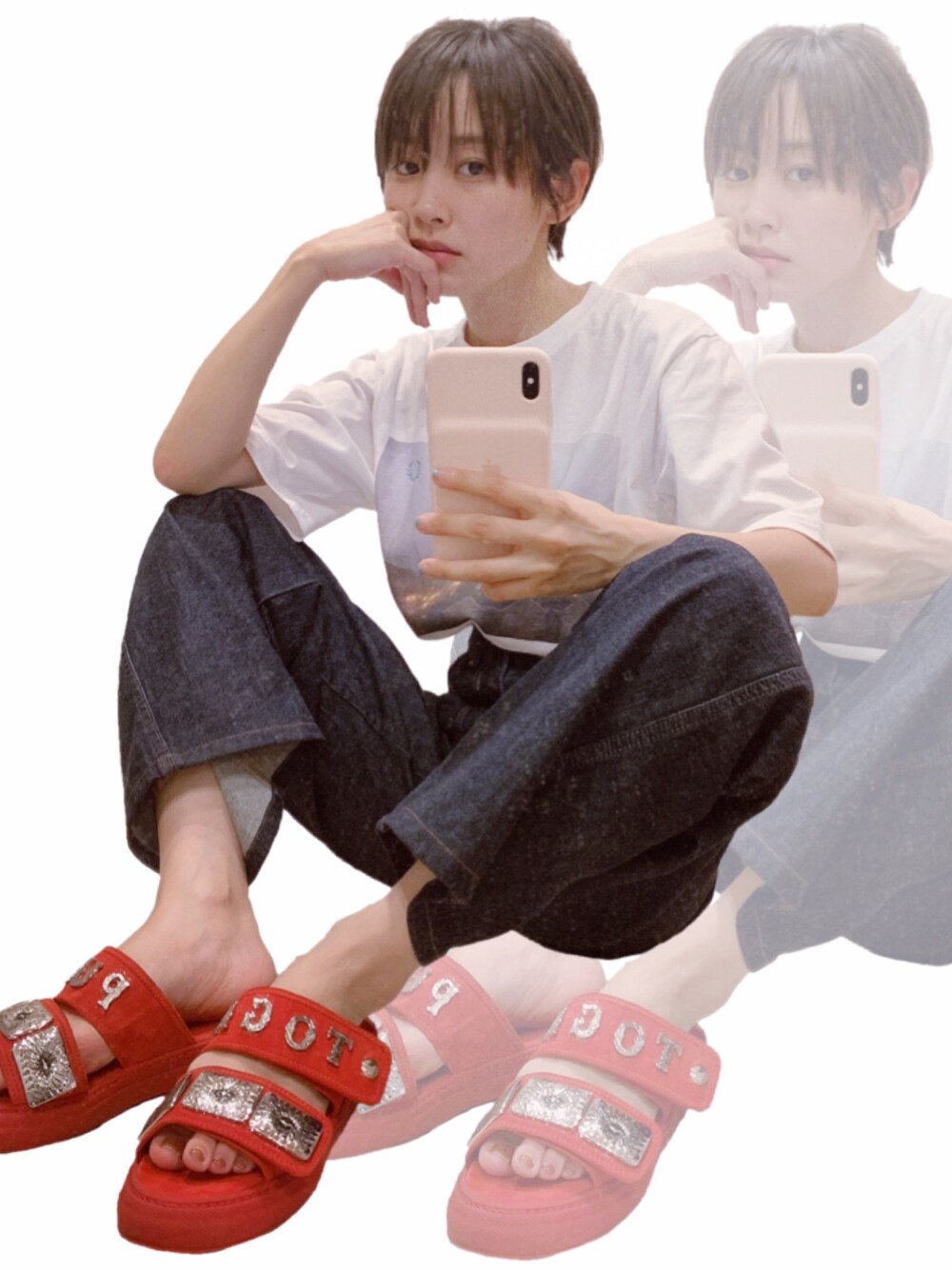 「UNIQLO U、UNIQLO、AKANE UTSUNOMIYA、FRED PERRY、シンプルコーデ、Tシャツ、高橋愛、TOGA PULLA、フォトT、赤」｜「FRED PERRYのAKANE UTSUNOMIYA Print T-Shirt（Tシャツ/カットソー、ホワイト系）」を使った、高橋愛さん（レディース・154cm）の夏コーディネートの1枚目の写真