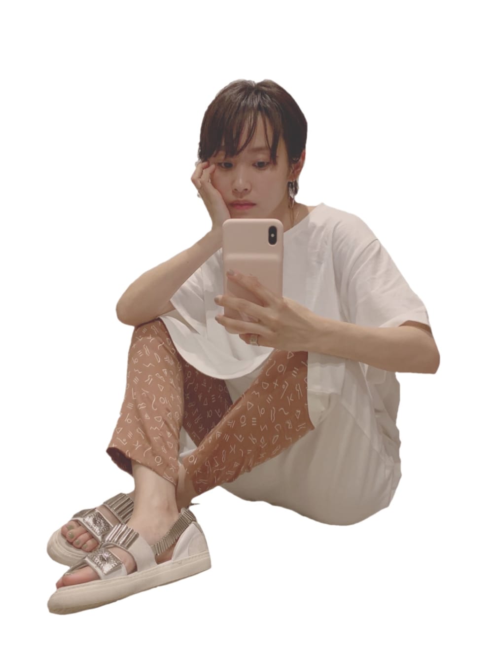 「AI × Heather、Heather、へザー、高橋愛、高橋愛コラボ、Tシャツ、ワンピース、茶色、TOGA PULLA、メタルサンダル」｜「Heatherの高橋愛コラボカットワンピース　848432（ワンピース、ホワイト系）」を使った、高橋愛さん（レディース・154cm）の夏コーディネートの1枚目の写真