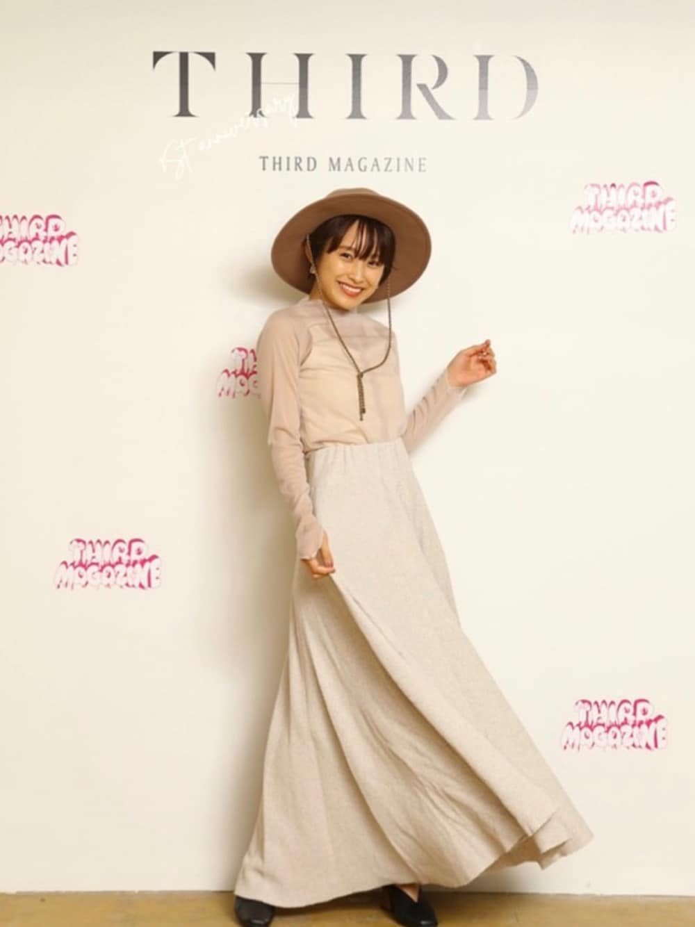 「大人カジュアル、サーマル、ボリュームスカート、THIRD MAGAZINE、高橋愛、低身長、ショートヘア」｜「third magazineのアイテム（スカート、グレー系）」を使った、高橋愛さん（レディース・154cm）の夏コーディネートの1枚目の写真