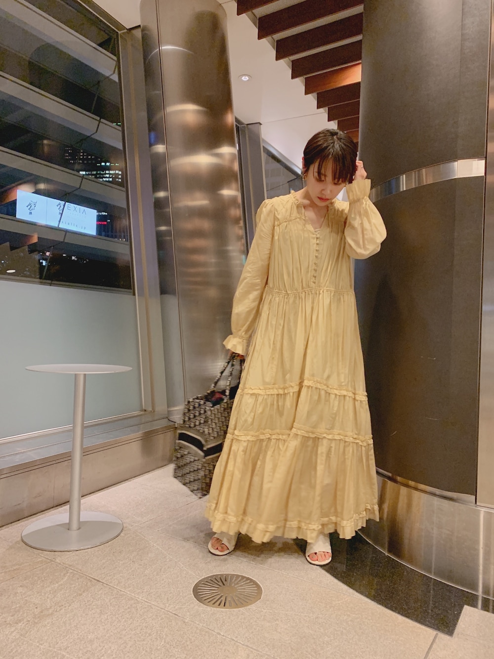 「秋コーデ、低身長、ショートヘア、オトナガーリー、高橋愛、casafline、カーサフライン、Dior、JANESMITH」｜「CASA FLINEのアイテム（ワンピース/ドレス、イエロー系）」を使った、高橋愛さん（レディース・154cm）の夏コーディネートの1枚目の写真