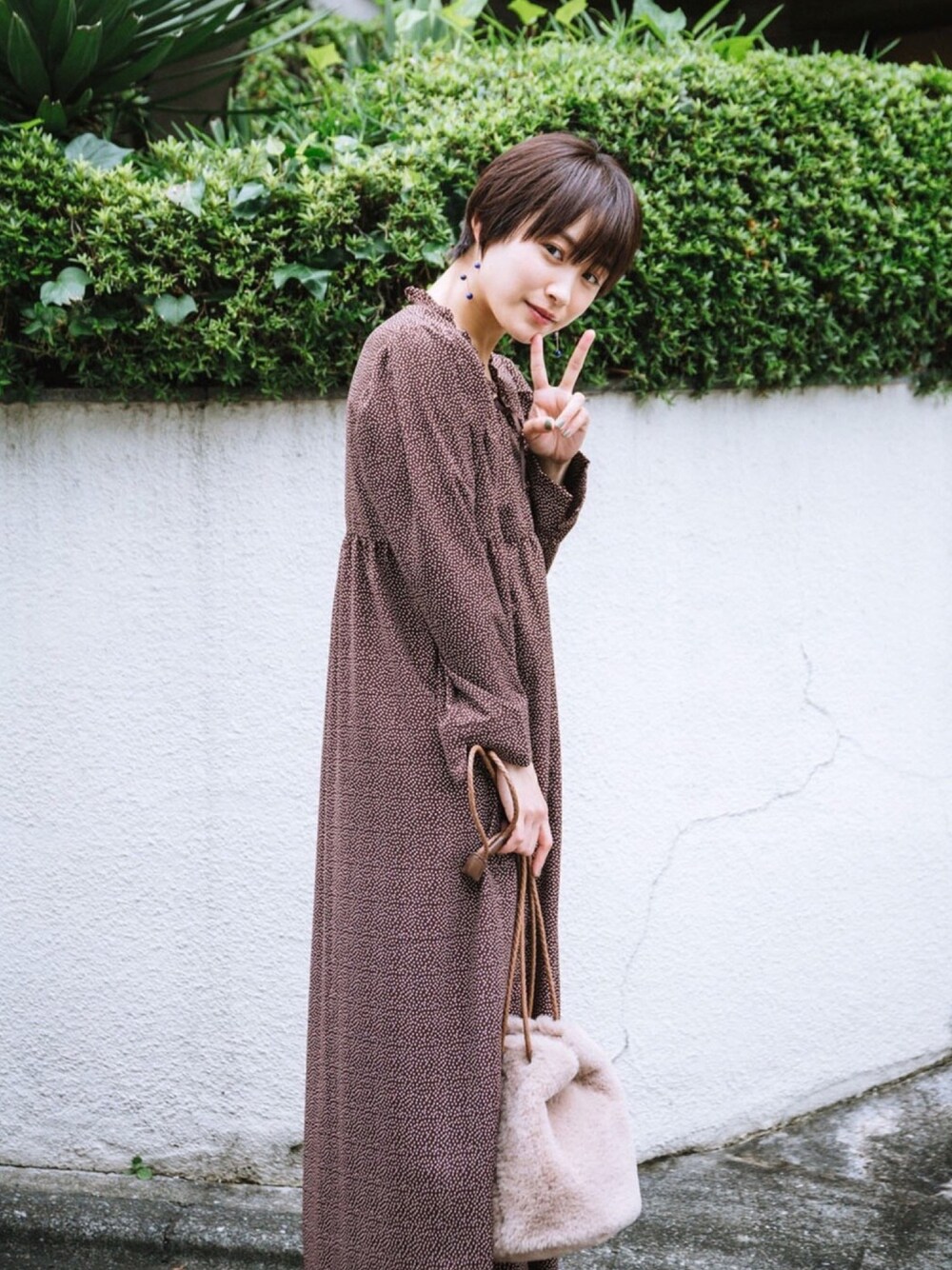 「ラブアンドピース2019、高橋愛、haco!、高橋愛ちゃんコラボ、秋コーデ、低身長、ブラウンコーデ、キレイめ、ドット」｜「haco!の【高橋愛さんコラボ】羽織りにもなる フリルリボン総柄ワンピース by LOVE&PEACE PROJECT（ワンピース、ブラウン系）」を使った、高橋愛さん（レディース・154cm）の秋コーディネートの1枚目の写真
