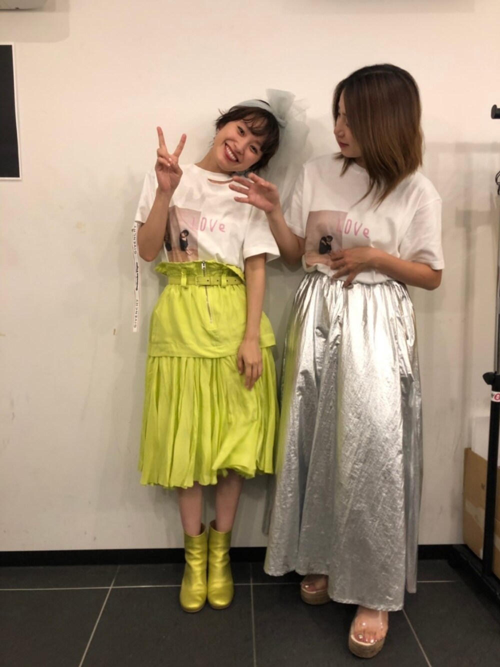 「ラブアンドピース2019、高橋愛、Tシャツ、バースデーイベント、beautiful people、Maison Margiela、きいろといえばわたし、ビタミンカラー、ネオンカラー、プリントT」｜「高橋愛のアイテム（Tシャツ/カットソー、ホワイト系）」を使った、高橋愛さん（レディース・154cm）の秋コーディネートの1枚目の写真