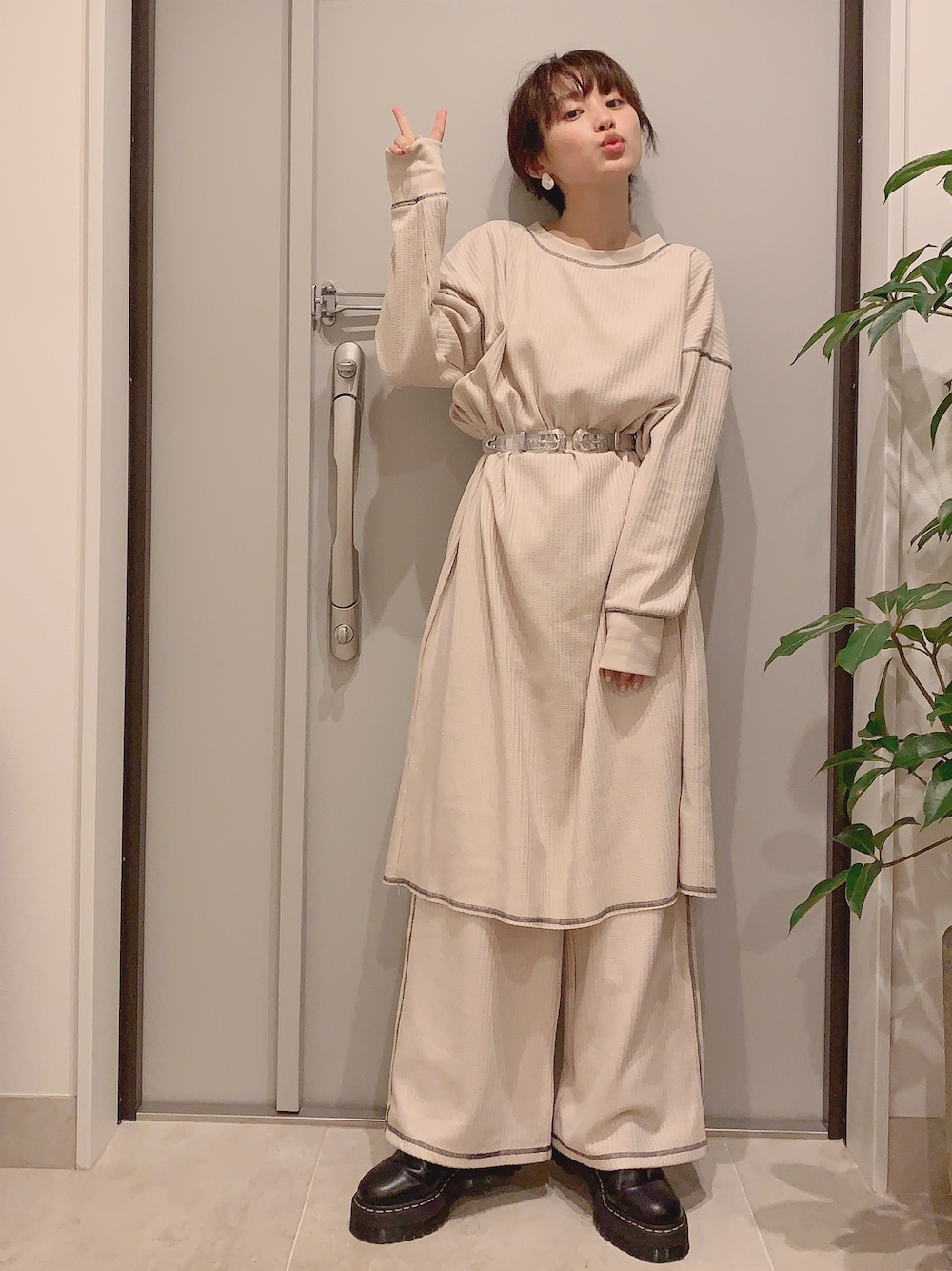 「ラブアンドピース2019、オトナカジュアル、シンプルコーデ、ウエストマーク、低身長、高橋愛ちゃんコラボ、コラボ、セットアップ、サーマル、Dr.Martens」｜「haco!の【高橋愛さんコラボ】配色ステッチのフレアーサーマルワンピース by LOVE&PEACE PROJECT（ワンピース、ベージュ系）」を使った、高橋愛さん（レディース・154cm）の秋コーディネートの1枚目の写真