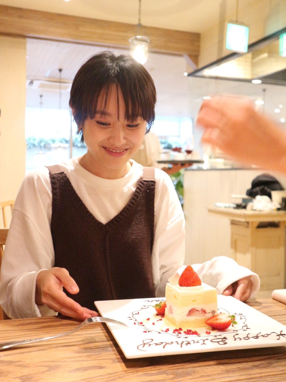 「ラブアンドピース2019、秋コーデ、ロングスカート、秋のカフェオレコーデ、ニットワンピース、ニット、茶色、高橋愛、ブラウン」｜「haco!の【高橋愛さんコラボ】ニットジャンパースカートとロングTシャツセット by LOVE&PEACE PROJECT（ジャンパースカート、ブラウン系）」を使った、高橋愛さん（レディース・154cm）の秋コーディネートの1枚目の写真