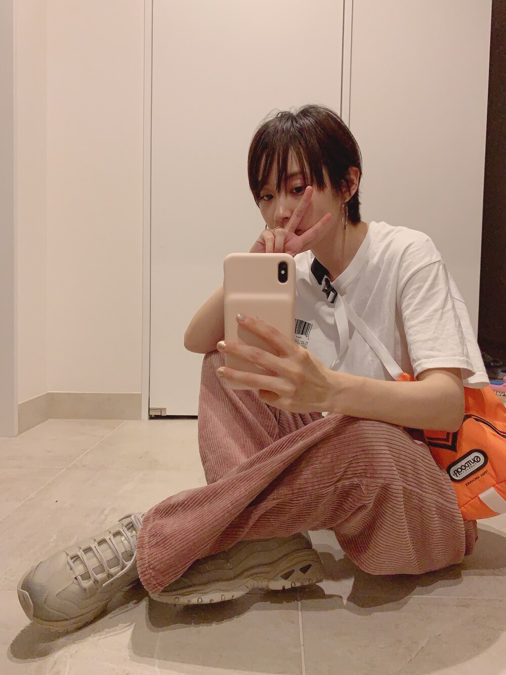「ラブアンドピース2019、Tシャツ、高橋愛、コーデュロイ、FREAK’Ｓ STORE、フリークスストア、ピンクBBA、TOGA PULLA、outdoor、Skechers」｜「SKECHERSのアイテム（スニーカー、グレー系）」を使った、高橋愛さん（レディース・154cm）の秋コーディネートの1枚目の写真