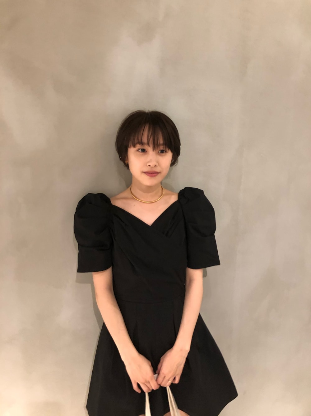 「リージーブティック、lissi Boutique、高橋愛、キレイめ、オールインワン、ショートヘア」｜「lissi Boutiqueのアイテム（オールインワン・サロペット、ブラック系）」を使った、高橋愛さん（レディース・154cm）の秋コーディネートの1枚目の写真