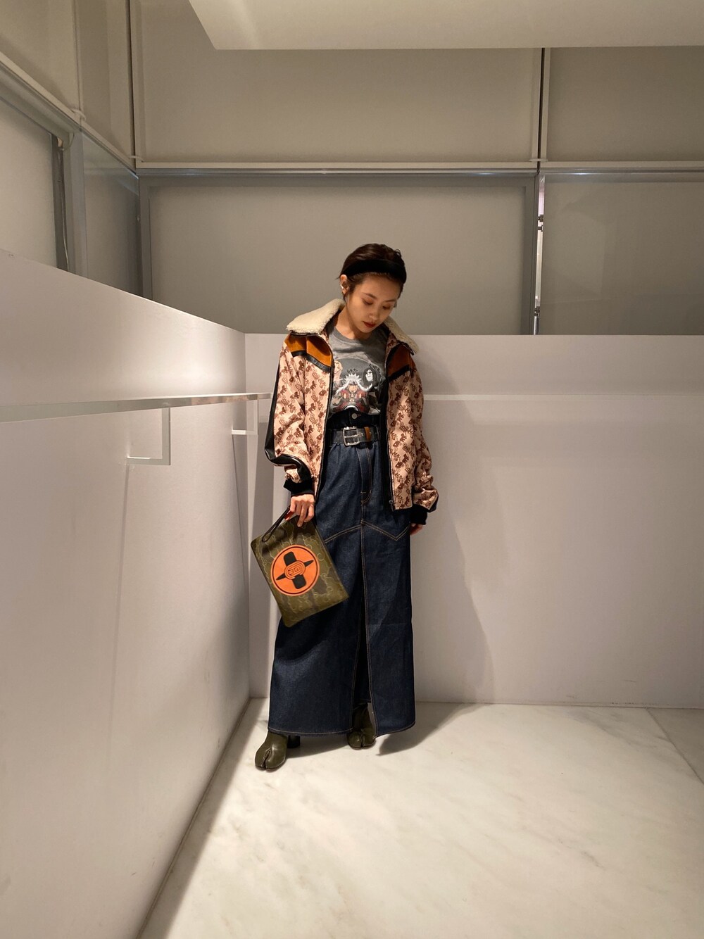 「きれいめカジュアル、オーバーサイズ、秋冬コーデ、パンツスタイル、デニム、高橋愛、COACH、ナルト」｜「COACHの【オンライン限定】COACH X マイケル・B・ジョーダン Tシャツ（Tシャツ/カットソー、グレー系）」を使った、高橋愛さん（レディース・154cm）の秋コーディネートの1枚目の写真