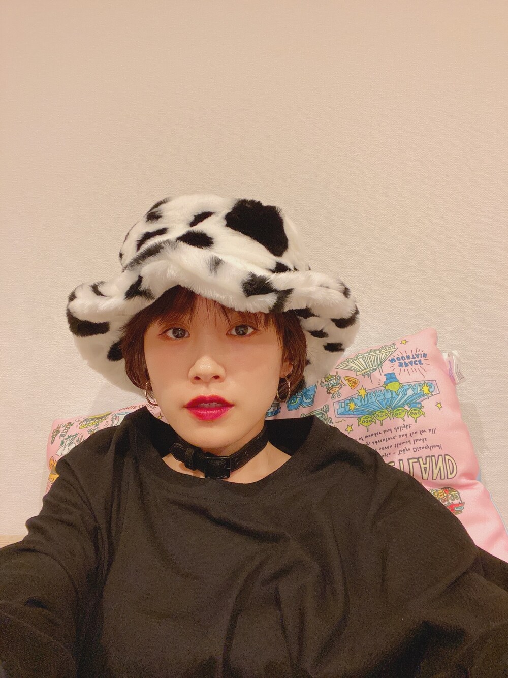 「wearhalloween2019、ikumi、ハロウィン、ブラックコーデ、モノトーン、高橋愛、イクミ、ファー帽子、チョーカー」｜「IKUMIのアイテム（帽子、ホワイト系）」を使った、高橋愛さん（レディース・154cm）の秋コーディネートの1枚目の写真