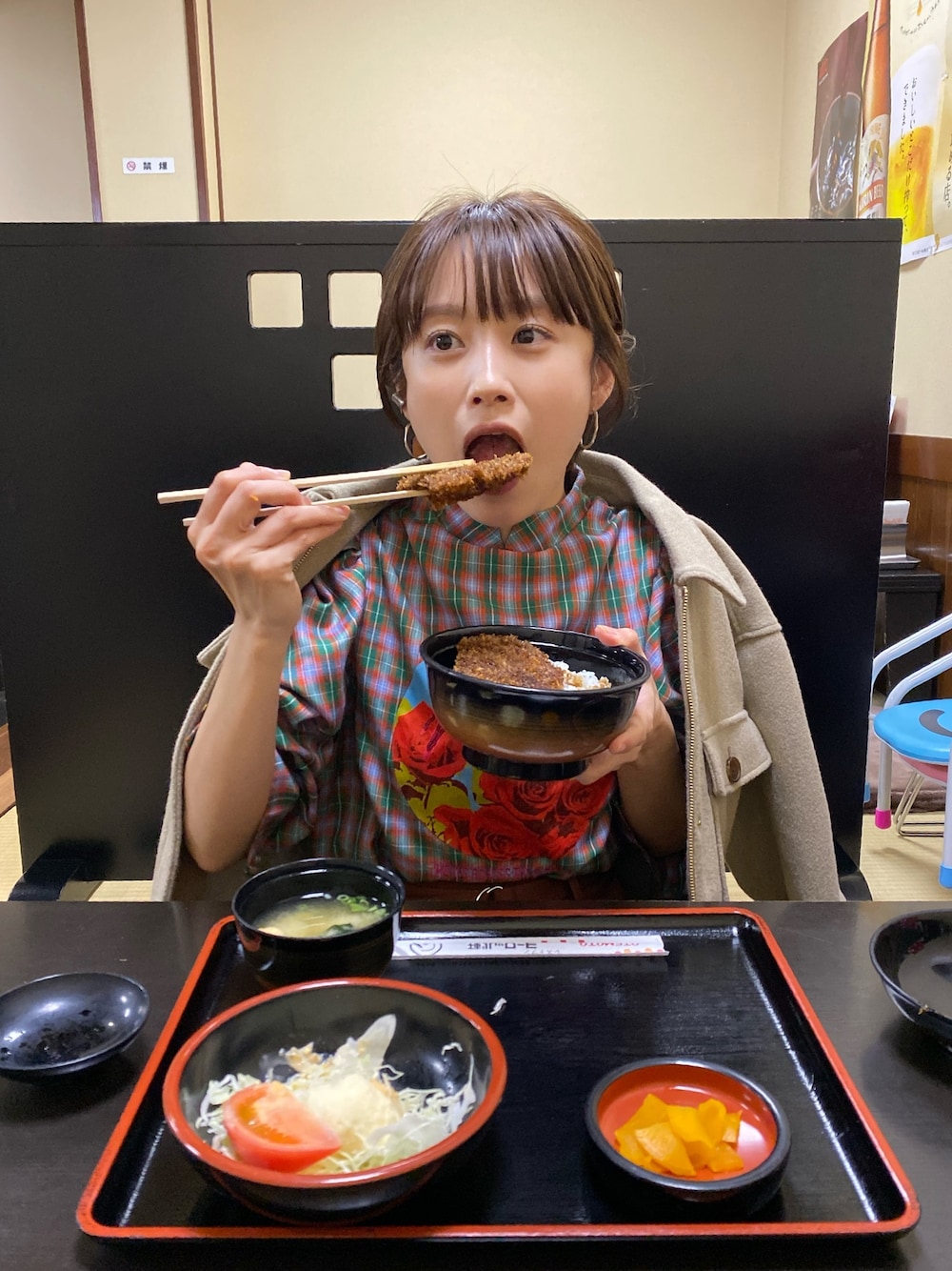 「ViS、VISDESU、aidesu、高橋愛、高橋愛ちゃんコラボ、ビス、jouetie、ジュエティ」｜「jouetieのアイテム（シャツ/ブラウス、ブルー系）」を使った、高橋愛さん（レディース・154cm）の秋コーディネートの1枚目の写真