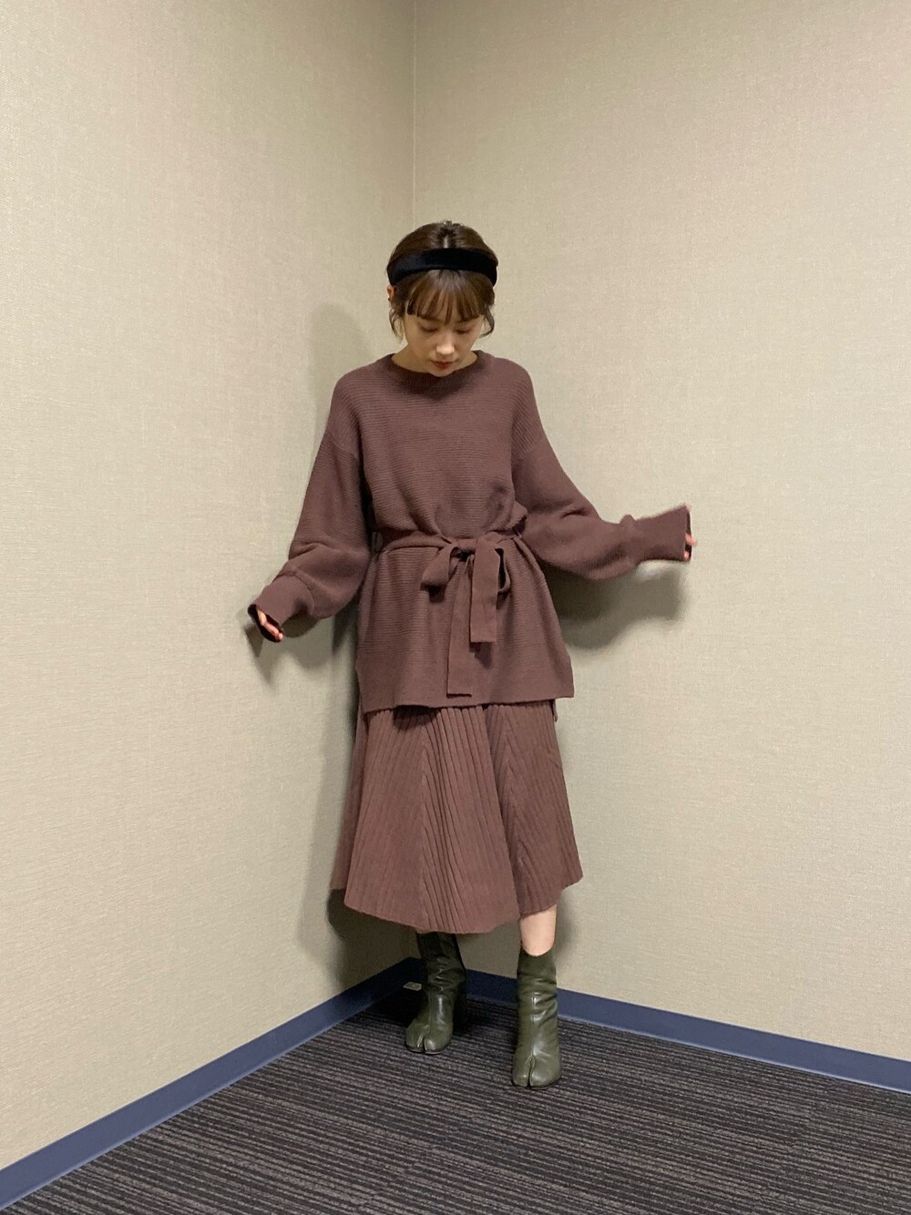「VISDESU、aidesu、高橋愛、ViS、コラボレーション、低身長、154cm、セットアップ、ニットアップ、秋コーデ」｜「VISの【高橋愛×ViS】ベルト付ガーター編みチュニックプルオーバー（ニット/セーター、ブラウン系）」を使った、高橋愛さん（レディース・154cm）の秋コーディネートの1枚目の写真