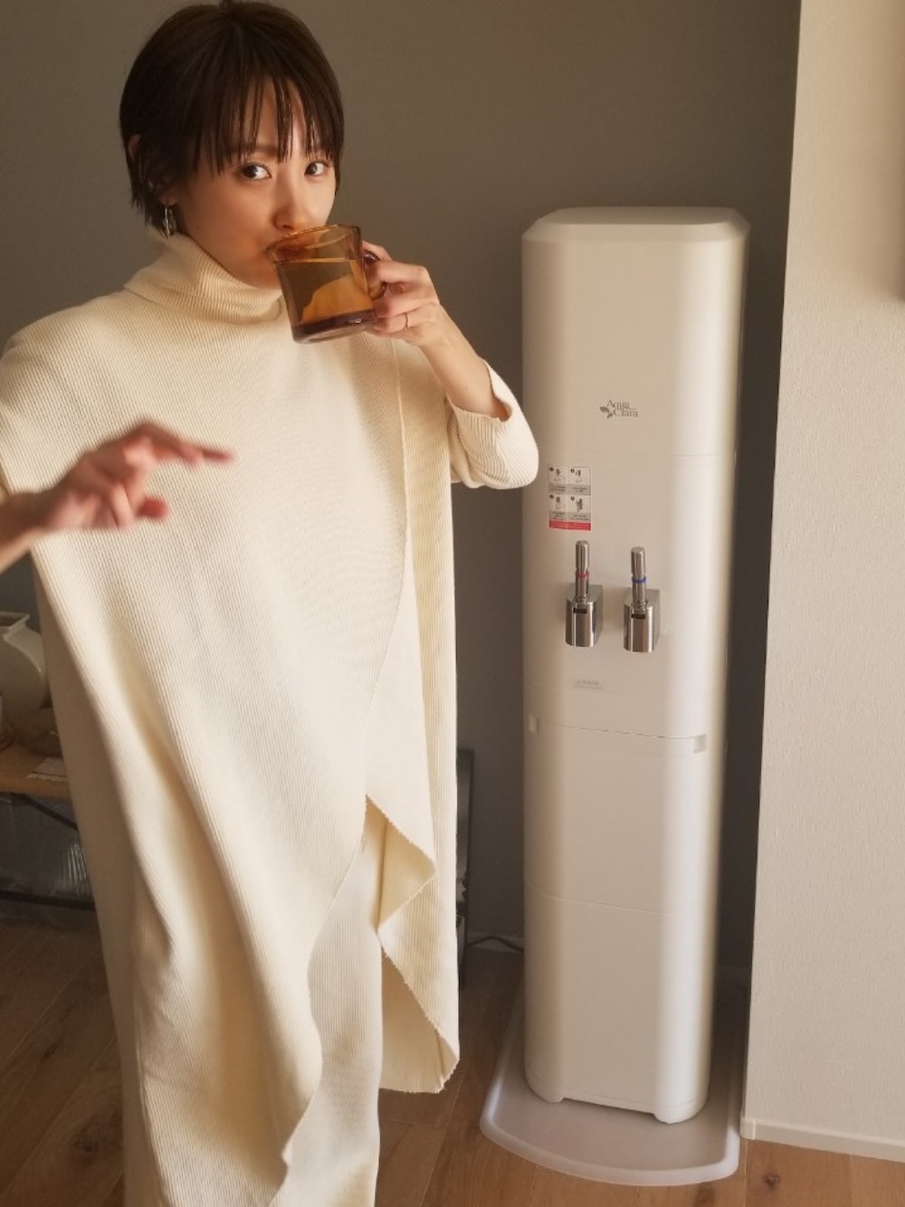 「カジュアル、セットアップ、FREAK’Ｓ STORE、フリークスストア、FILL THE BILL、フィルザビル、高橋愛、低身長、ウォーターサーバー、アクアクララ」｜「FILL THE BILLのアイテム（トップス、ホワイト系）」を使った、高橋愛さん（レディース・154cm）の秋コーディネートの1枚目の写真