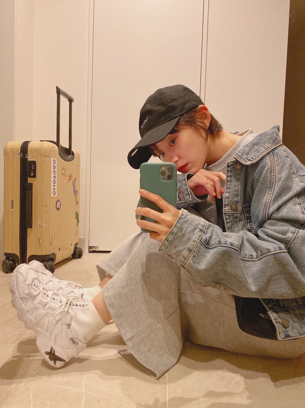 「低身長コーデ、ストリートカジュアル、セットアップ、dholic、スエット、グレー、白、スニーカー、アシックスタイガー、asics tiger」｜「DHOLICのスウェット&スカートSET（スウェット、グレー系）」を使った、高橋愛さん（レディース・154cm）の秋コーディネートの1枚目の写真