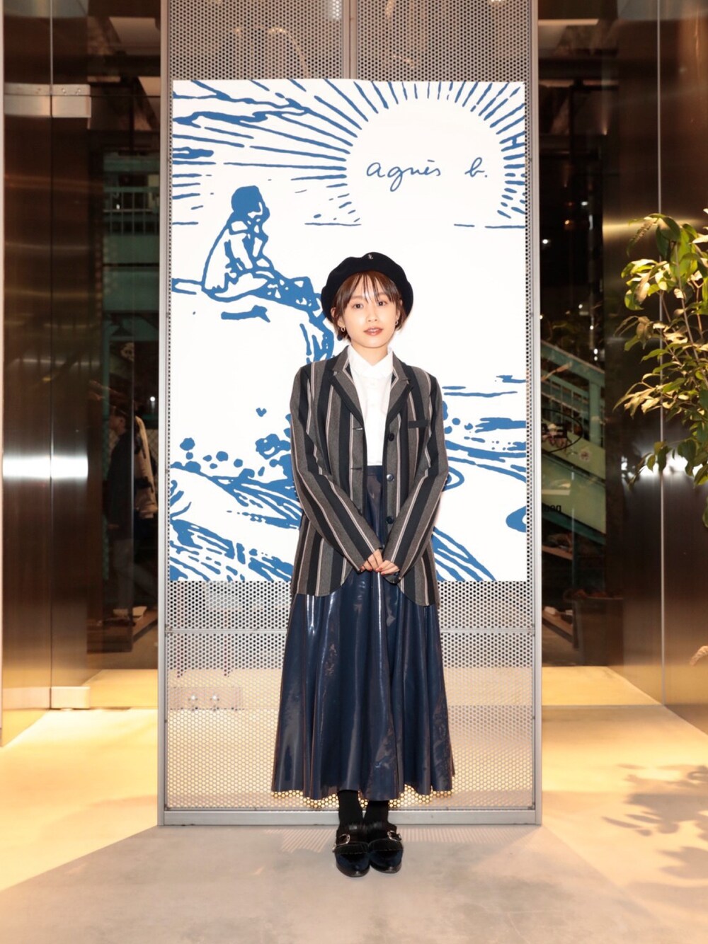 「アニエスベー、高橋愛」｜「agnes b.のアイテム（ジャケット/アウター、グレー系）」を使った、高橋愛さん（レディース・154cm）の秋コーディネートの1枚目の写真