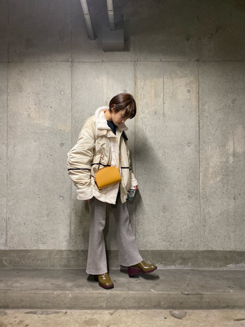「秋冬コーデ、EVRIS 、ViS、VISDESU、aidesu、高橋愛、Chloe、レインブーツ、A.P.C.、ニットパンツ」｜「EVRISのベルテッドナイロンブルゾン（ブルゾン、ホワイト系）」を使った、高橋愛さん（レディース・154cm）の秋コーディネートの1枚目の写真
