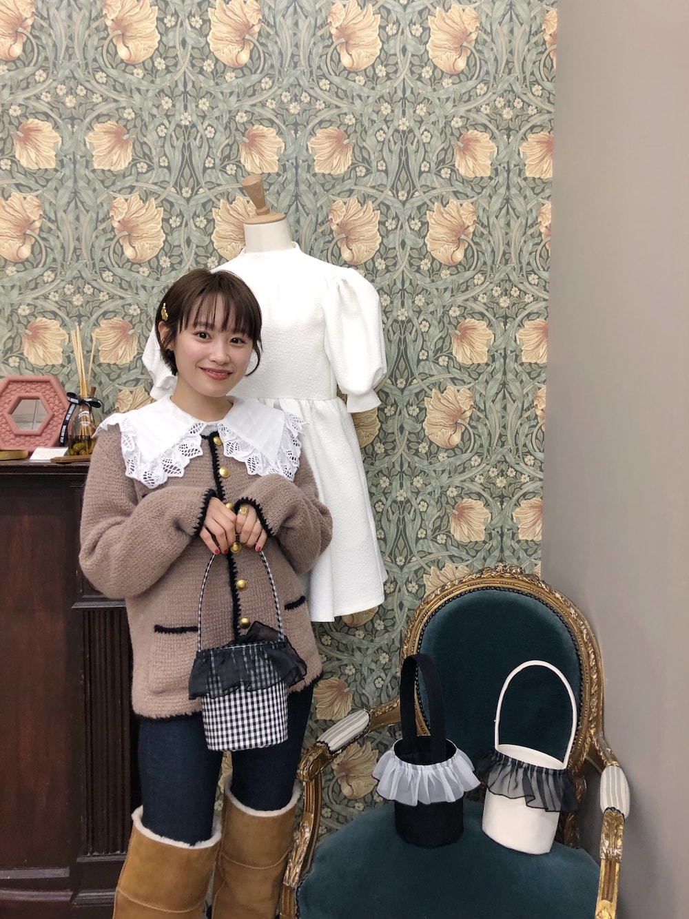 「ニット、高橋愛、ハニーミーハニー、honeymihoney、キレイめ、ブラウン、低身長、ガーリー、OSHIMA REI、カーディガン」｜「HONEY MI HONEYのアイテム（シャツ/ブラウス、ホワイト系）」を使った、高橋愛さん（レディース・154cm）の秋コーディネートの1枚目の写真