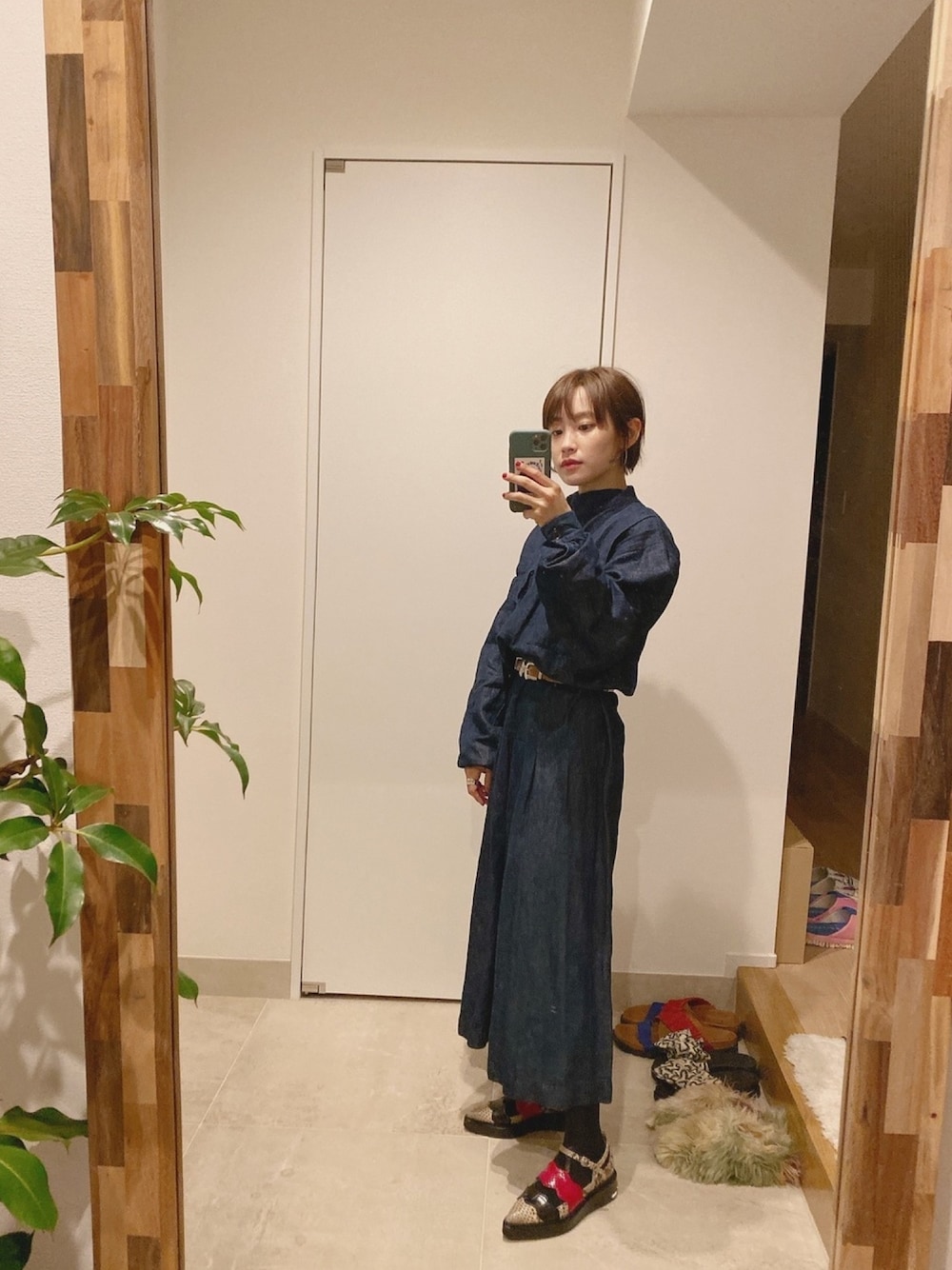 「低身長、きれいめカジュアル、デニム、アイラブメンズライク、TOGA PULLA、TOGA、高橋愛、ワンピース、FILL THE BILL」｜「FILL THE BILLのFILL THE BILL STAND COLLAR MILITARY DRESS（ワンピース、ブルー系）」を使った、高橋愛さん（レディース・154cm）の秋コーディネートの1枚目の写真