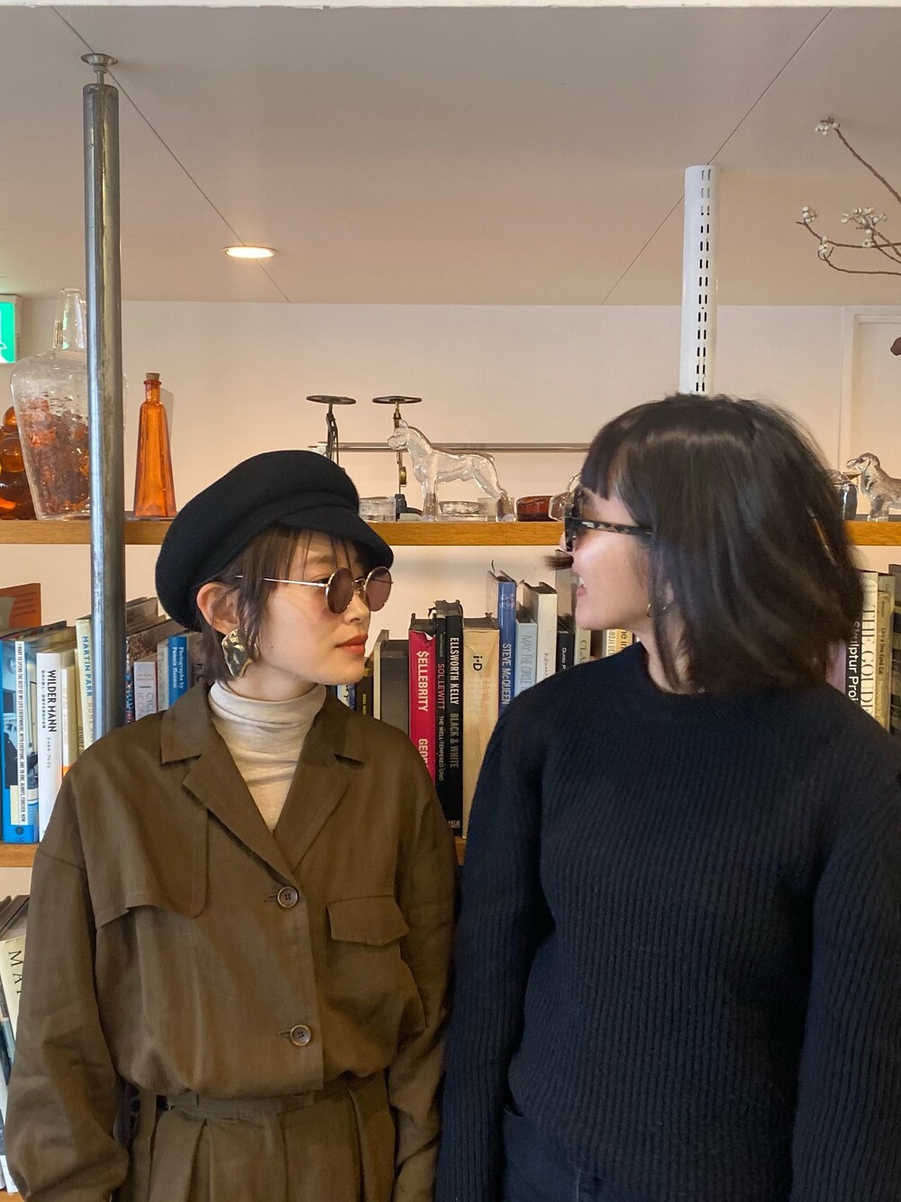 「秋冬コーデ、カジュアル、きれいめカジュアル、低身長コーデ、茶色、SHISHIKUI、シシクイ、百々千晴さん、高橋愛」｜「SHISHIKUIのアイテム（サングラス、ブラウン系）」を使った、高橋愛さん（レディース・154cm）の秋コーディネートの1枚目の写真