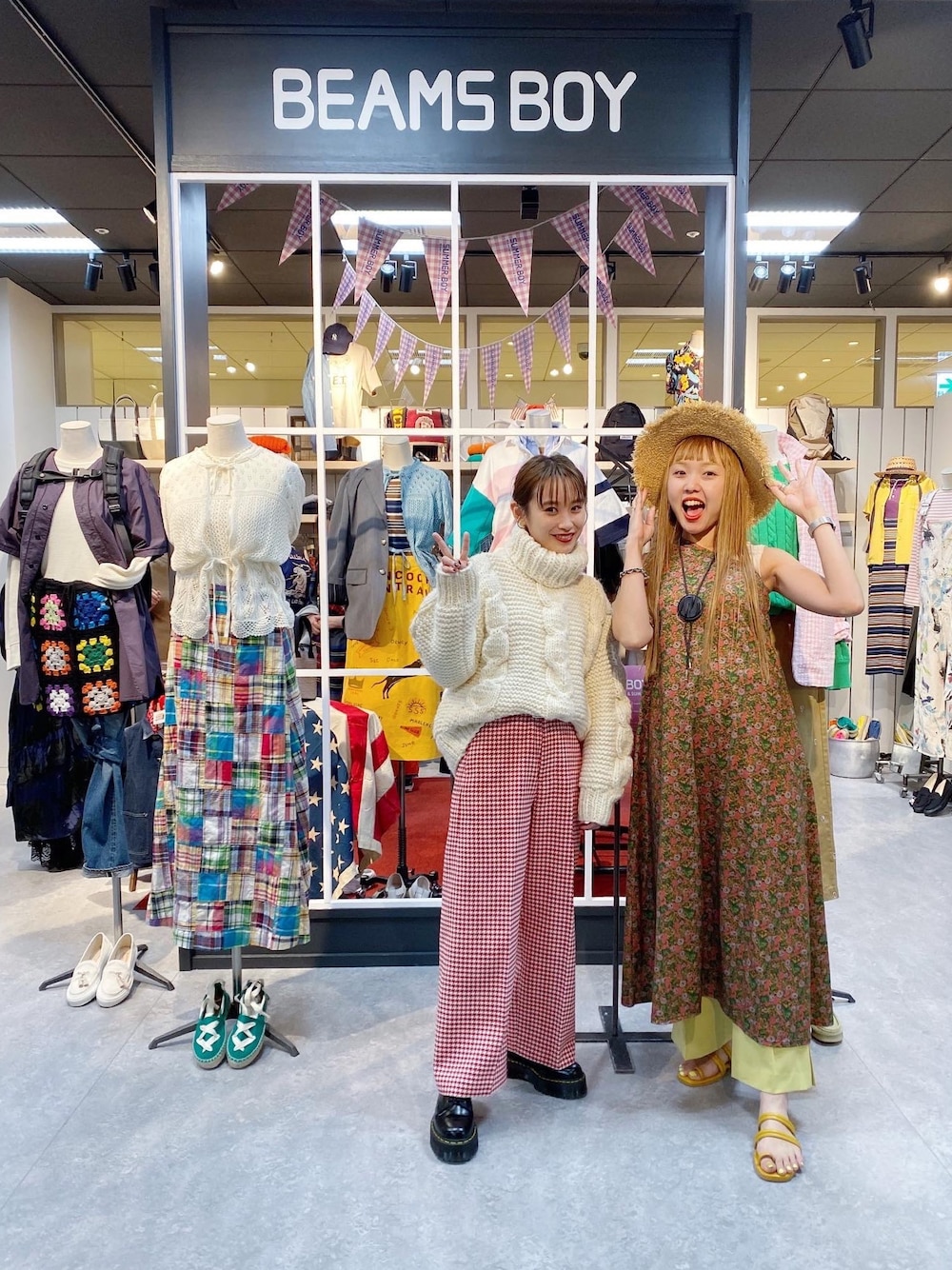 「BEAMS、BEAMS BOY、ビームス、ビームスボーイ、高橋愛、千鳥柄、展示会、2020ss、春物、2020年」｜「WCJのアイテム（ニット/セーター、ホワイト系）」を使った、高橋愛さん（レディース・154cm）の冬コーディネートの1枚目の写真
