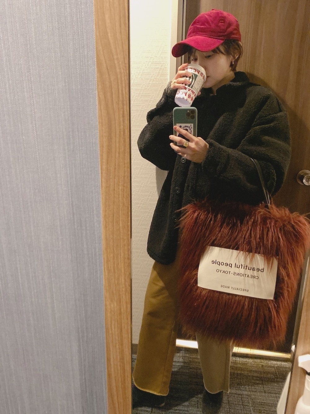「スタバといえばわたし、高橋愛、UNIQLO U、UNIQLO、ユニクロユー、ユニクロ、ボアジャケット、FREAK’Ｓ STORE、ディッキーズ(Dickies)、NEW ERA」｜「UNIQLOのボアフリースショートコート（その他アウター、ブラック系）」を使った、高橋愛さん（レディース・154cm）の冬コーディネートの1枚目の写真