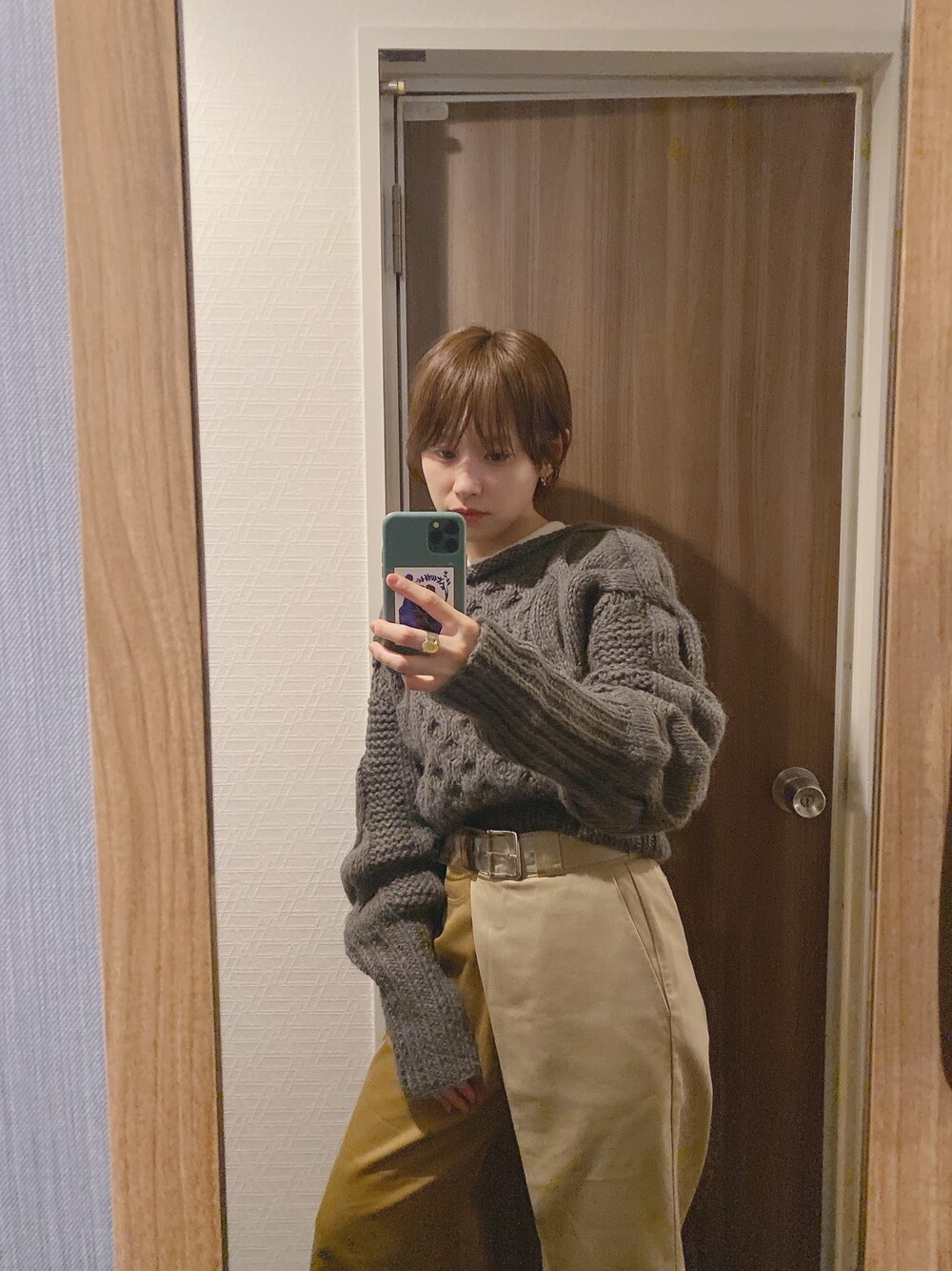 「シンプル、大人カジュアル、ニット、ETRÉ TOKYO、FREAK’Ｓ STORE、Dickies、ショートヘア、高橋愛、freada」｜「ETRE TOKYOのアイテム（ニット/セーター、グレー系）」を使った、高橋愛さん（レディース・154cm）の冬コーディネートの1枚目の写真