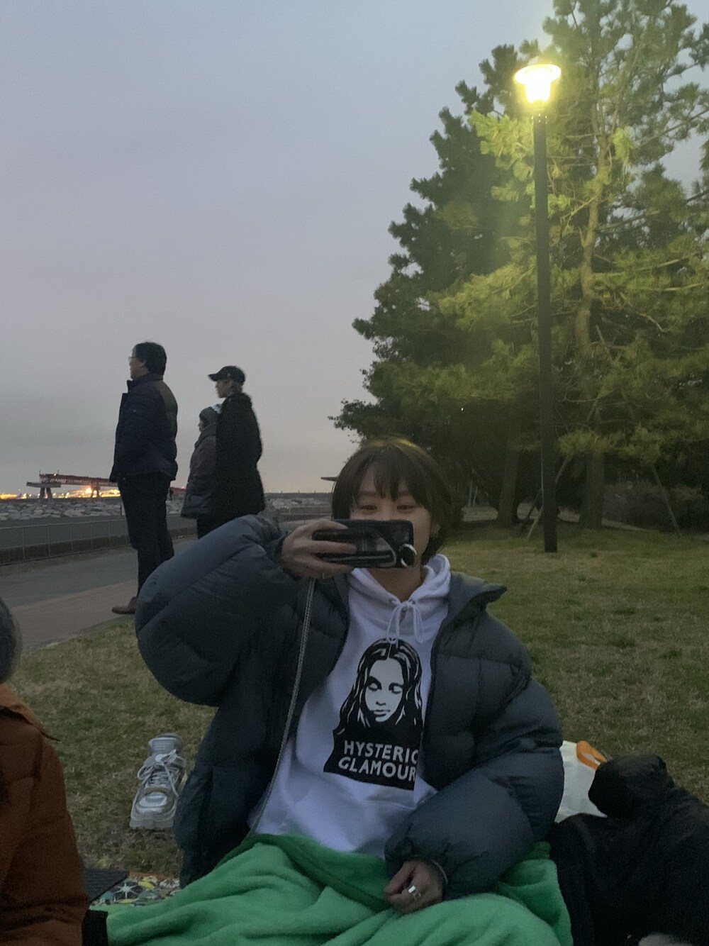 「年末WEAR感謝祭、休日スタイル、冬のコーデ、x-girl、Hysteric Glamour、高橋愛、ピクニック」｜「X-girlのX-girl × HYSTERIC GLAMOUR FACE SWEAT HOODIE（パーカー、ホワイト系）」を使った、高橋愛さん（レディース・154cm）の冬コーディネートの1枚目の写真
