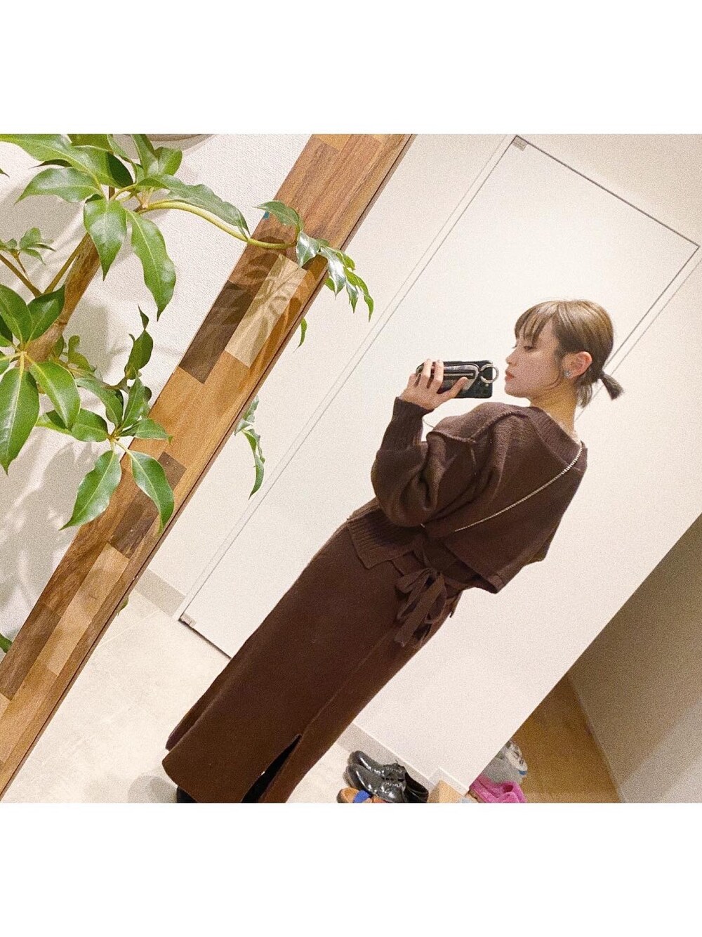 「年末WEAR感謝祭、セットアップ、ニットワンピース、haco!、ラブアンドピース2019、高橋愛、茶色」｜「haco!の【高橋愛さんコラボ】バックリボンのクロップドニットプルオーバー by LOVE&PEACE PROJECT（ニット/セーター、ブラウン系）」を使った、高橋愛さん（レディース・154cm）の冬コーディネートの1枚目の写真
