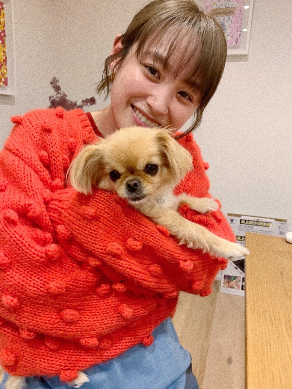 「苺、いちごといえばわたし、高橋愛、x-girl、エックスガール、水色、ばっしーといえばみずいろ、OSHIMA REI」｜「OSHIMA REIのアイテム（ニット/セーター、レッド系）」を使った、高橋愛さん（レディース・154cm）の冬コーディネートの1枚目の写真