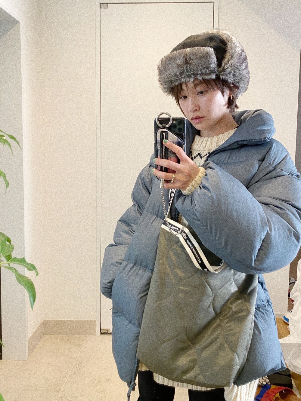 「冬、ユニクロ、UNIQLO U、ダウンジャケット、NEW ERA、もこもこ、高橋愛、ZARA、beautiful people、STUDIOUS」｜「NEW ERAのNEWERA TRAPPER TWEED CHARCOAL（キャップ、グレー系）」を使った、高橋愛さん（レディース・154cm）の冬コーディネートの1枚目の写真