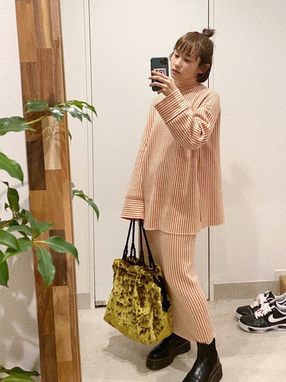 「オレンジ、オレンジニット、ニットアップ、　、高橋愛、ストライプ、TAN、miu miu」｜「TANのアイテム（ニット/セーター、オレンジ系）」を使った、高橋愛さん（レディース・154cm）の冬コーディネートの1枚目の写真