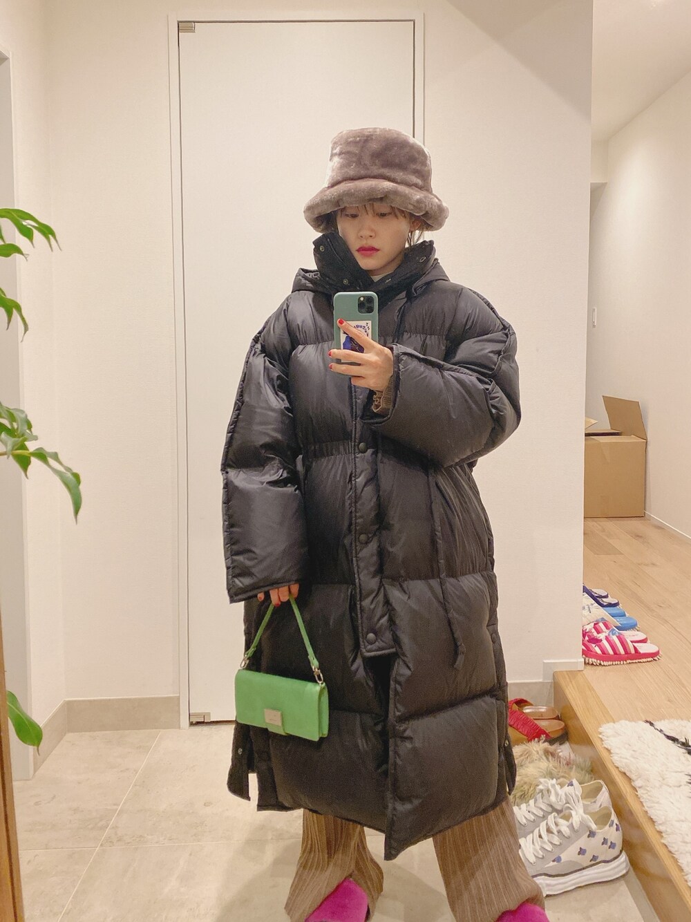 「カジュアル、休日スタイル、冬アウター、ダウンジャケット、BEAMS、Acne Studios、ACNE、高橋愛、merry jenny、ファー小物」｜「merry jennyのFur HAT（帽子、パープル系）」を使った、高橋愛さん（レディース・154cm）の冬コーディネートの1枚目の写真