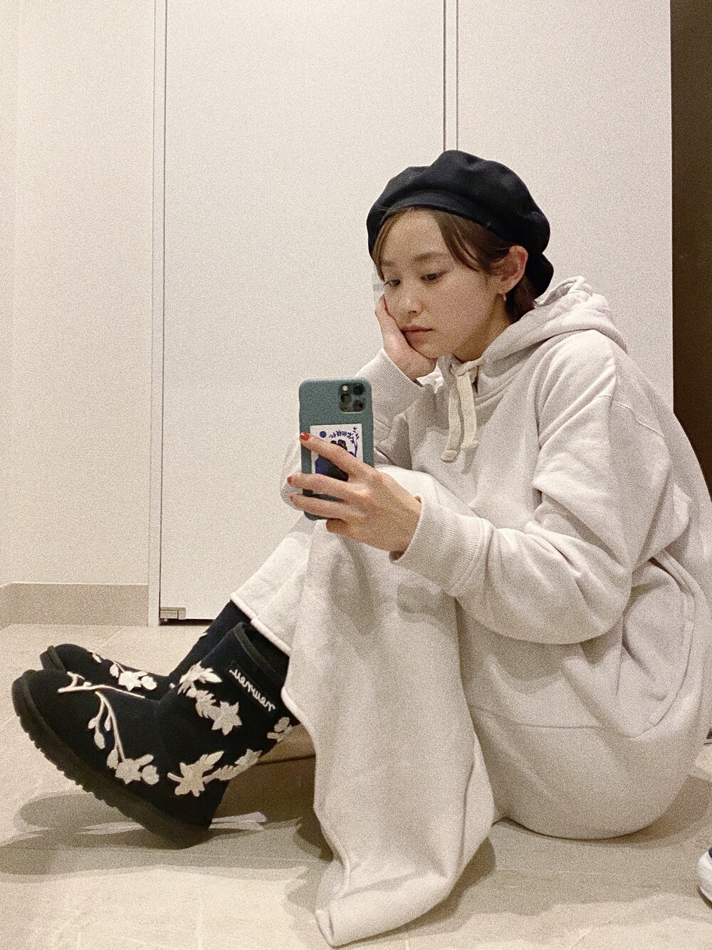 「UGG、ブーツ、冬コーデ、低身長コーデ、モノトーン、haco!、ラブアンドピース2019、高橋愛、ベレー帽、KIJIMA TAKAYUKI」｜「haco!の【スザンヌさんコラボ】ペプラムシルエットのスウェットパーカーワンピース by LOVE&PEACE PROJECT（ワンピース、グレー系）」を使った、高橋愛さん（レディース・154cm）の冬コーディネートの1枚目の写真