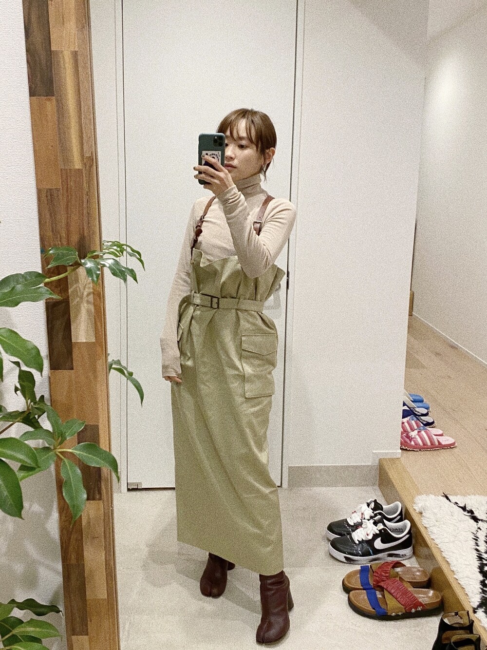 「ワントーンコーデ、高橋愛、大人カジュアル、低身長、ベージュコーデ、ブーツ、Littlesuzie、H&M」｜「H&Mのアイテム（Tシャツ/カットソー、ベージュ系）」を使った、高橋愛さん（レディース・154cm）の冬コーディネートの1枚目の写真