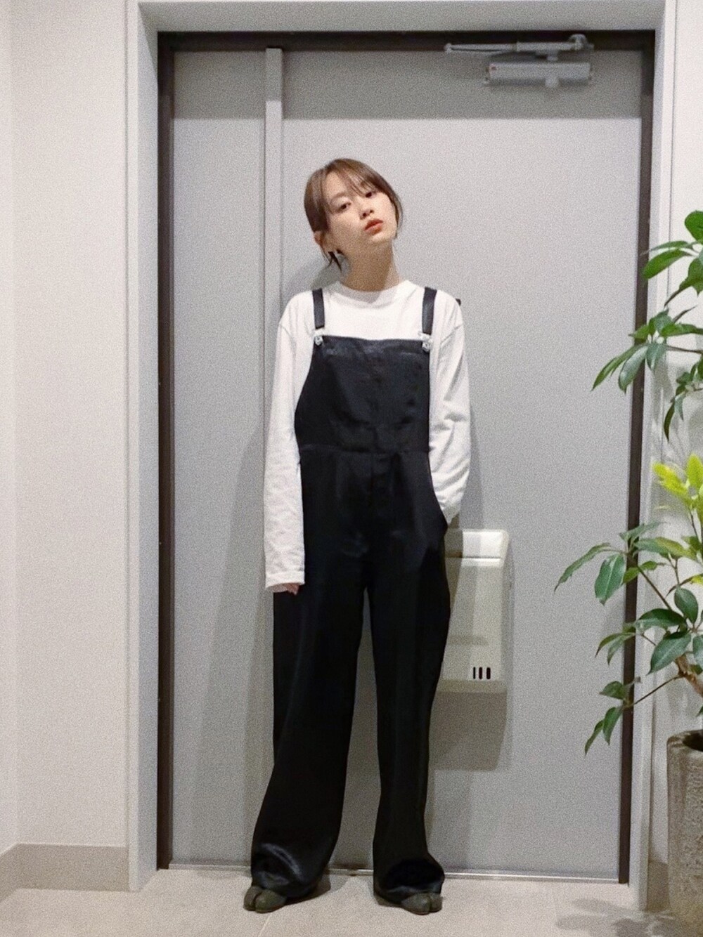 「オーバーオール、モノトーン、台湾、台湾コーデ、高橋愛、オトナカジュアル、Maison Margiela、明天好好、eriさん♡」｜「MEMEのアイテム（オールインワン・サロペット、ブラック系）」を使った、高橋愛さん（レディース・154cm）の冬コーディネートの1枚目の写真