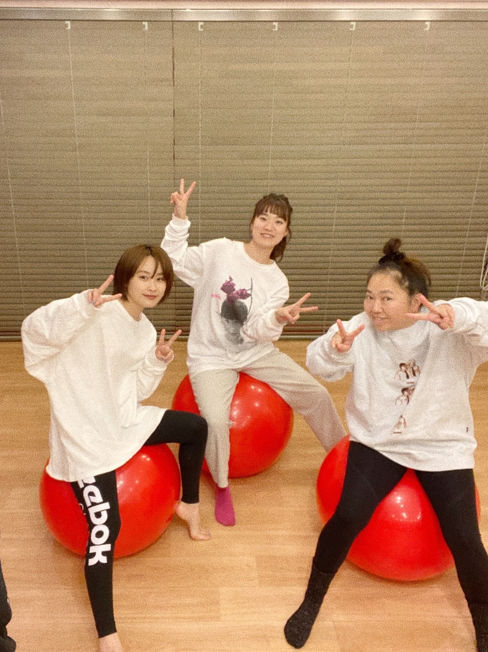 「Ungrid、reebok、リーボック、高橋愛、バランスボール」｜「UngridのビッグシルエットロングスリーブTee（Tシャツ/カットソー、ホワイト系）」を使った、高橋愛さん（レディース・154cm）の冬コーディネートの1枚目の写真